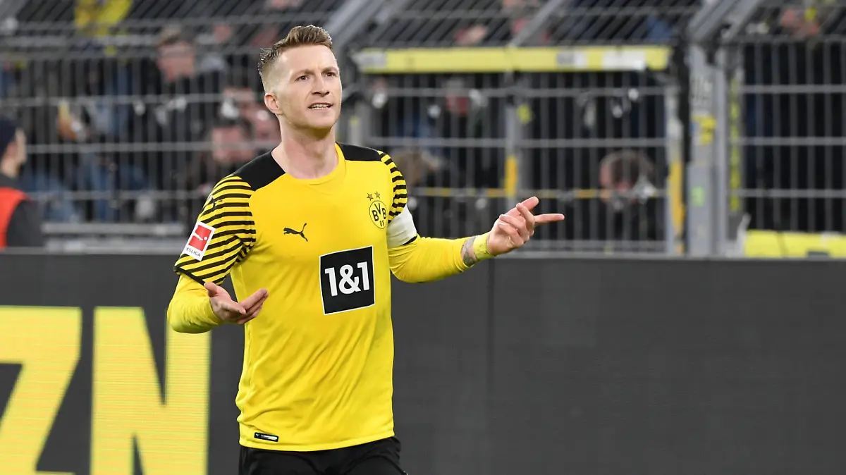 Jubel Marco Reus Borussia Dortmund 20.11.2021, Fussball GER, Saison 2021 2022, 1. Bundesliga, 12. Spieltag, Borussia Dortmund - VfB Stuttgart, Foto: Maik Hölter/TEAM2sportphoto ***DFL regulations prohibit any use of photographs as image sequences and/or quasi-video.*** Dortmund Nordrhein Westfalen Deutschland *** Cheers Marco Reus Borussia Dortmund 20 11 2021, Football GER, Season 2021 2022, 1 Bundesliga, Matchday 12, Borussia Dortmund VfB Stuttgart, Photo Maik Hölter TEAM2sportphoto DFL regulations prohibit any use of photographs as image sequences and or quasi video Dortmund Nordrhein Westfalen Germany Team2