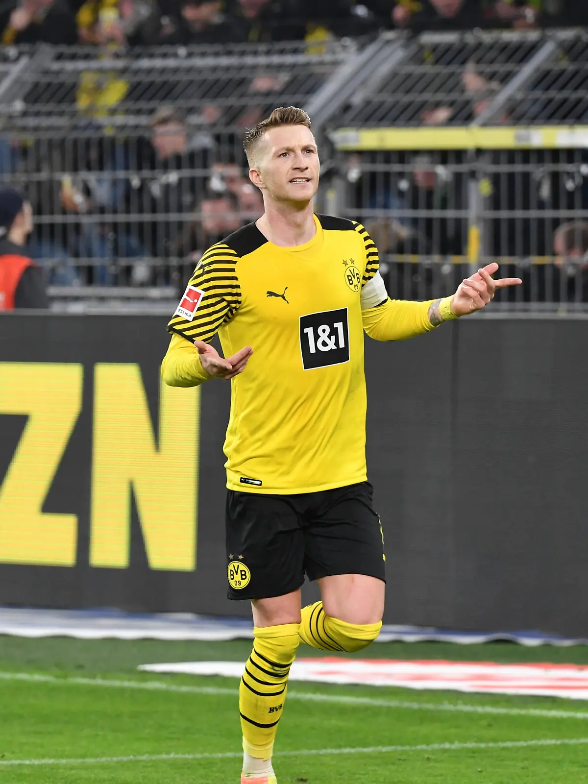  Jubel Marco Reus Borussia Dortmund 20.11.2021, Fussball GER, Saison 2021 2022, 1. Bundesliga, 12. Spieltag, Borussia Dortmund - VfB Stuttgart, Foto: Maik Hölter/TEAM2sportphoto ***DFL regulations prohibit any use of photographs as image sequences and/or quasi-video.*** Dortmund Nordrhein Westfalen Deutschland *** Cheers Marco Reus Borussia Dortmund 20 11 2021, Football GER, Season 2021 2022, 1 Bundesliga, Matchday 12, Borussia Dortmund VfB Stuttgart, Photo Maik Hölter TEAM2sportphoto DFL regulations prohibit any use of photographs as image sequences and or quasi video Dortmund Nordrhein Westfalen Germany Team2