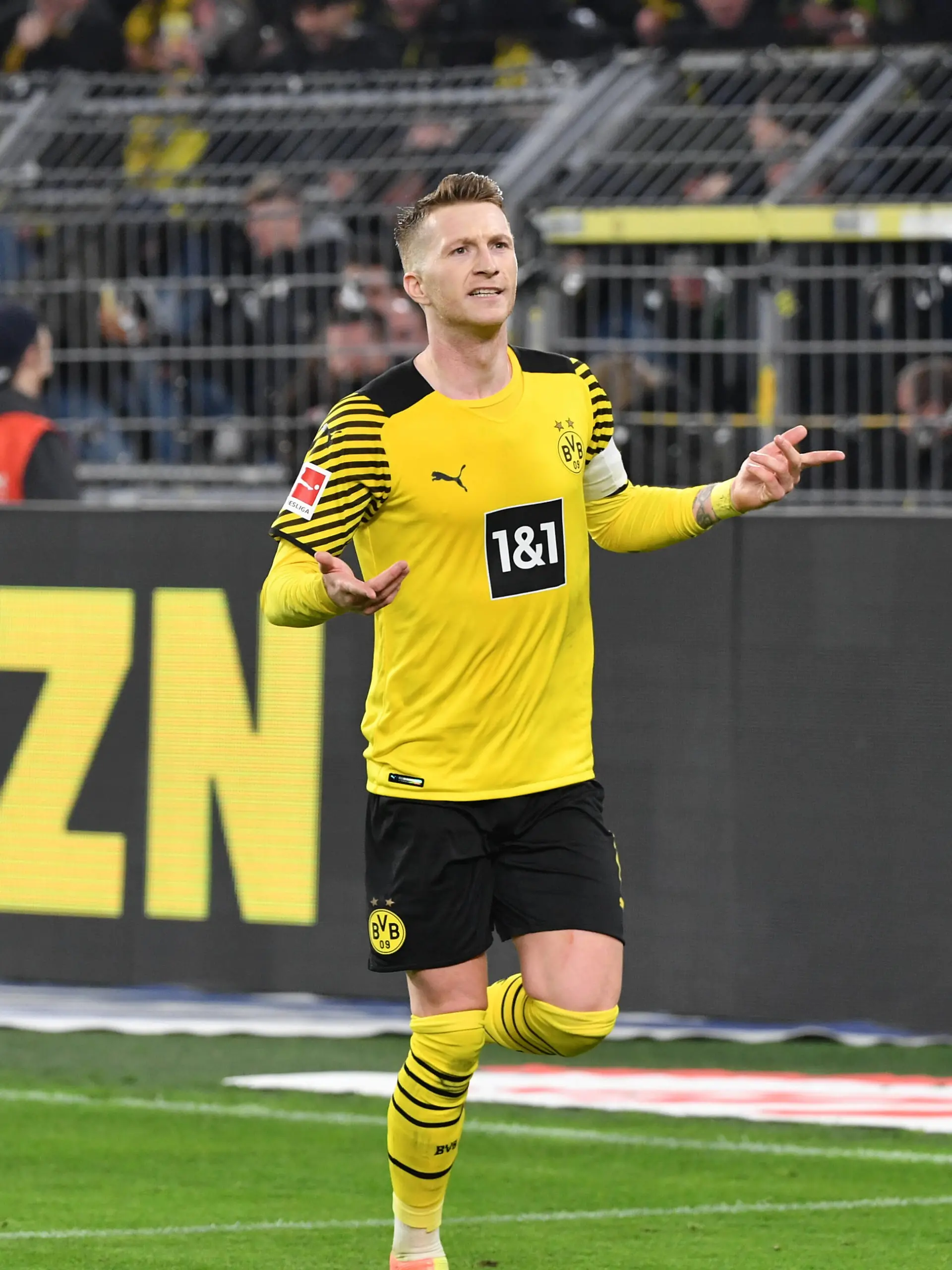  Jubel Marco Reus Borussia Dortmund 20.11.2021, Fussball GER, Saison 2021 2022, 1. Bundesliga, 12. Spieltag, Borussia Dortmund - VfB Stuttgart, Foto: Maik Hölter/TEAM2sportphoto ***DFL regulations prohibit any use of photographs as image sequences and/or quasi-video.*** Dortmund Nordrhein Westfalen Deutschland *** Cheers Marco Reus Borussia Dortmund 20 11 2021, Football GER, Season 2021 2022, 1 Bundesliga, Matchday 12, Borussia Dortmund VfB Stuttgart, Photo Maik Hölter TEAM2sportphoto DFL regulations prohibit any use of photographs as image sequences and or quasi video Dortmund Nordrhein Westfalen Germany Team2
