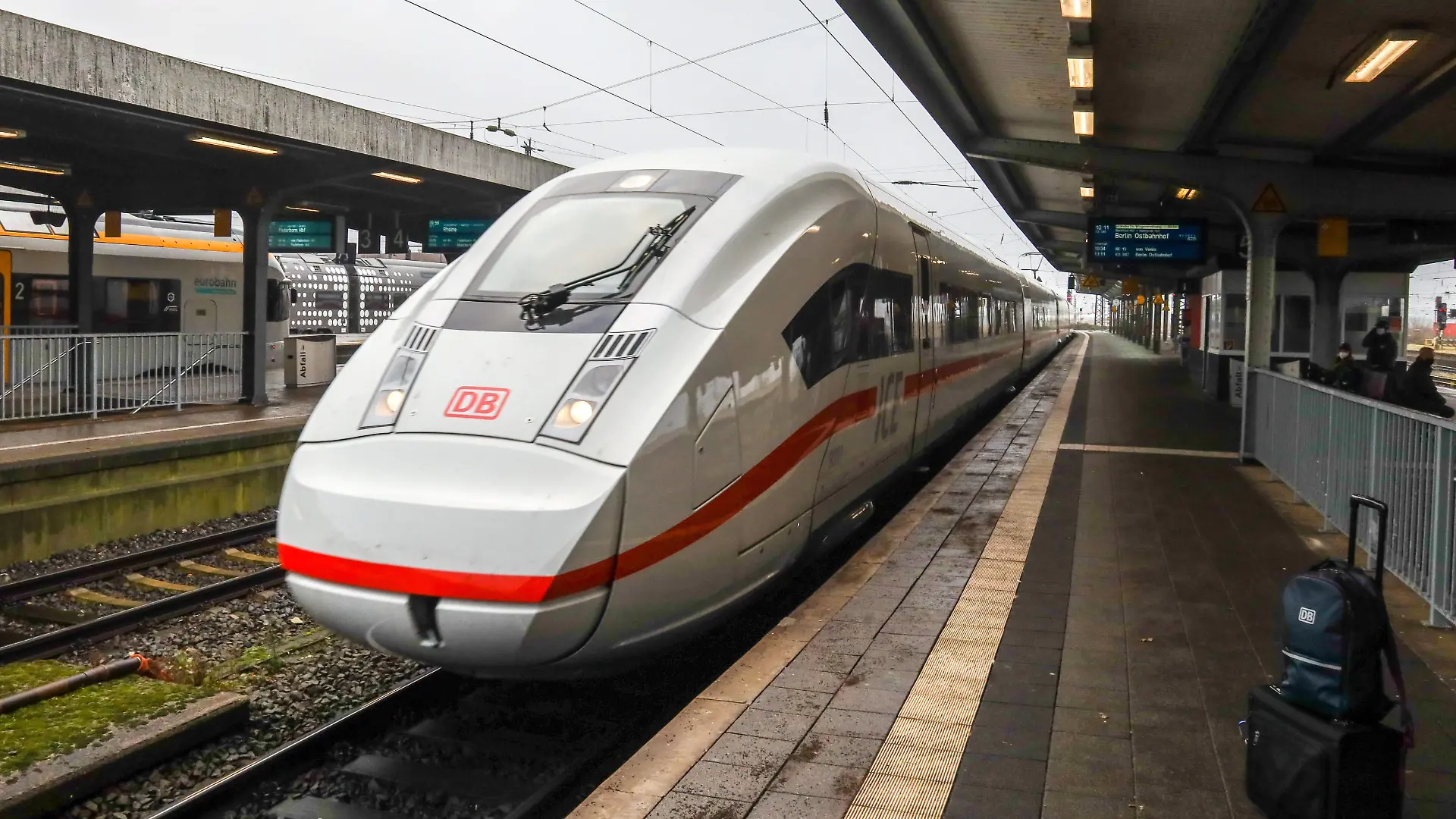 Fahrplanwechsel bei der Deutschen Bahn DEU, Deutschland, Nordrhein-Westfalen, Hamm, 13.12.2020: Hamm Westf Hauptbahnhof. Einsatz des siebenteiligen ICE 4 auf der ICE-Linie zwischen Köln und Berlin. 17 Prozent mehr Sitzplätze. Fahrrad kann im ICE 4 mitgenommen werden. Hersteller der Züge Siemens Mobility mit Zulieferung von Bombardier Transportation. *** Timetable change at Deutsche Bahn DEU, Germany, North Rhine-Westphalia, Hamm, 13 12 2020 Hamm West Central Station Use of the seven-car ICE 4 on the ICE line between Cologne and Berlin 17 percent more seats Bicycles can be taken on the ICE 4 Manufacturer of the trains Siemens Mobility with supply from Bombardier Transportation