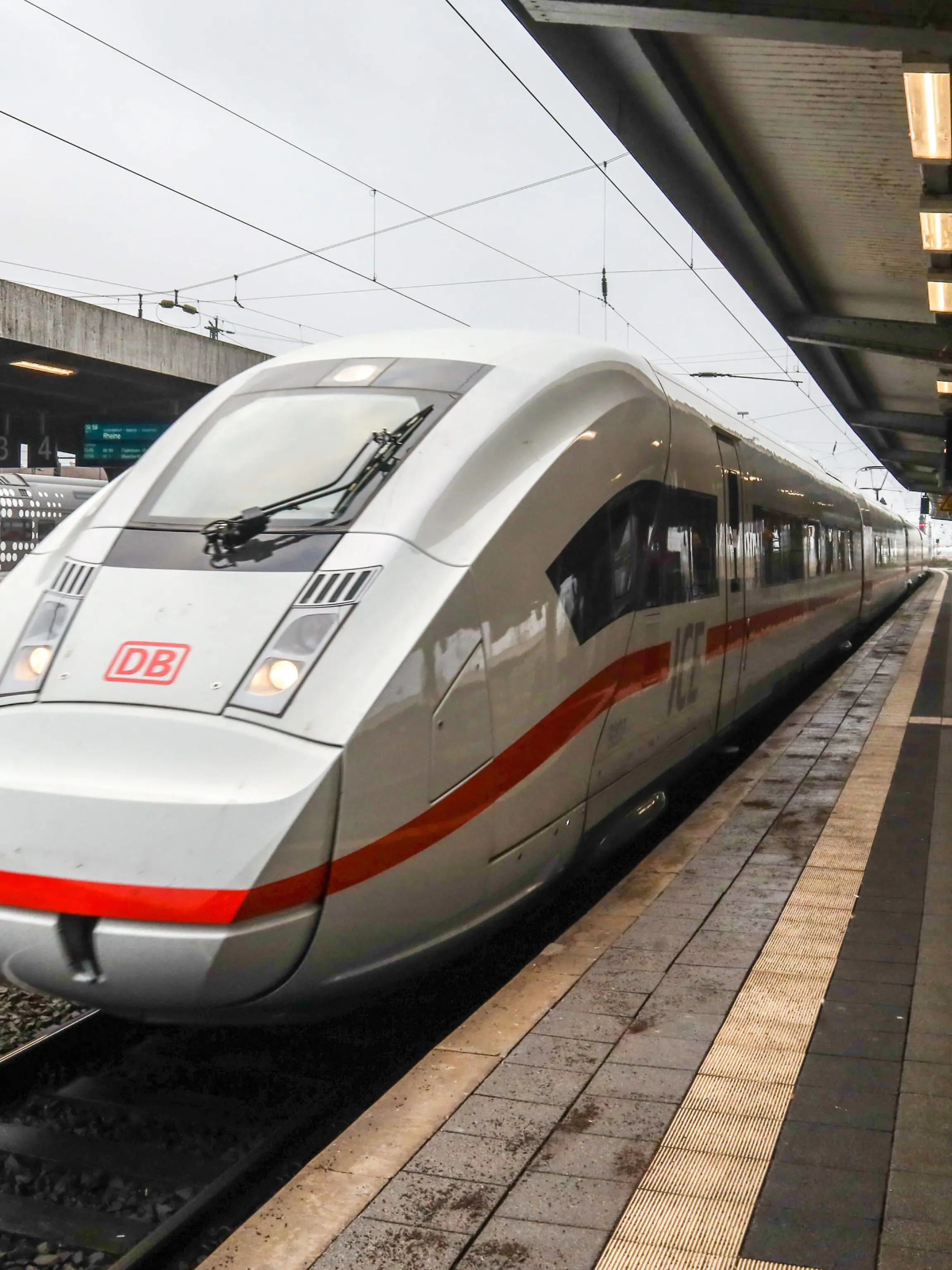  Fahrplanwechsel bei der Deutschen Bahn DEU, Deutschland, Nordrhein-Westfalen, Hamm, 13.12.2020: Hamm Westf Hauptbahnhof. Einsatz des siebenteiligen ICE 4 auf der ICE-Linie zwischen Köln und Berlin. 17 Prozent mehr Sitzplätze. Fahrrad kann im ICE 4 mitgenommen werden. Hersteller der Züge Siemens Mobility mit Zulieferung von Bombardier Transportation. *** Timetable change at Deutsche Bahn DEU, Germany, North Rhine-Westphalia, Hamm, 13 12 2020 Hamm West Central Station Use of the seven-car ICE 4 on the ICE line between Cologne and Berlin 17 percent more seats Bicycles can be taken on the ICE 4 Manufacturer of the trains Siemens Mobility with supply from Bombardier Transportation