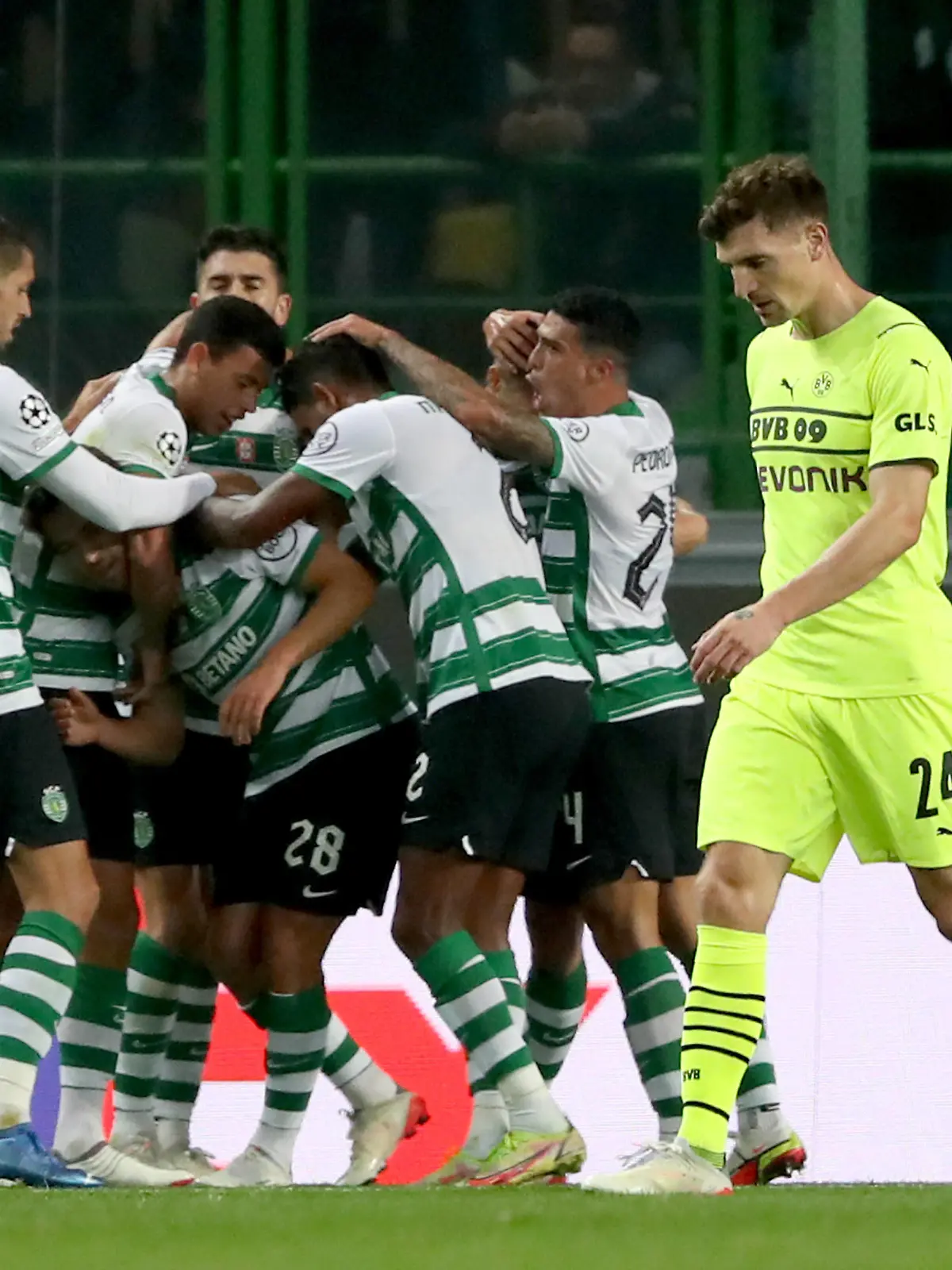  Sporting CP v Borussia Dortmund: Group C - UEFA Champions League Pedro Goncalves of Sporting CP celebrates with teammates after scoring during the UEFA Champions League Group C football match between Sporting CP and Borussia Dortmund at Alvalade stadium in Lisbon, Portugal, on November 24, 2021. Lisbon Portugal PUBLICATIONxNOTxINxFRA Copyright: xPedroxFiuzax fiuza-sporting211124_npGoC