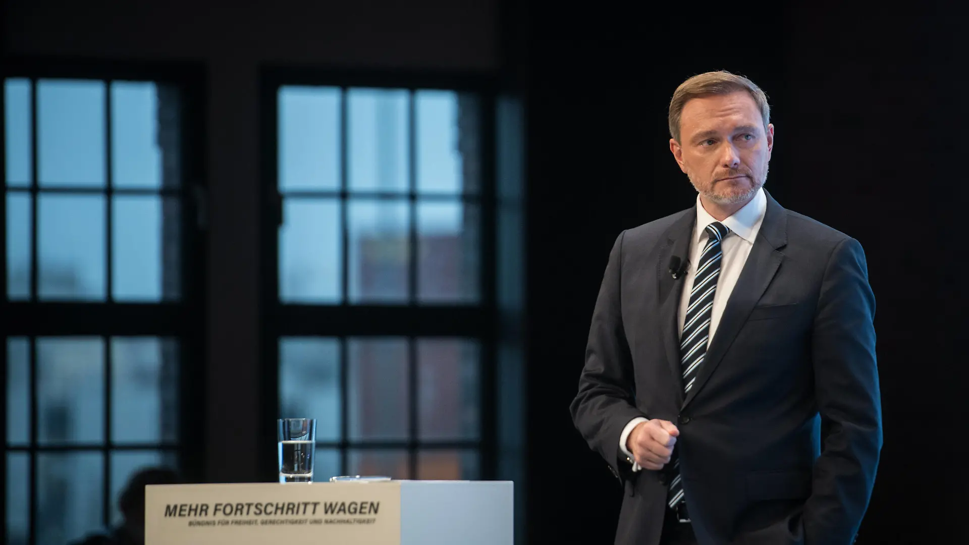 Der Bundesvorsitzende der FDP, Christian Lindner, am 24. November 2021 bei der Vorstellung des Koalitionsvertrags der sogenannten Ampelkoalition aus SPD, FDP und Gruenen. Ampelkoalition stellt Koalitionsvertrag vor *** The federal leader of the FDP, Christian Lindner, on 24 November 2021 at the presentation of the coalition agreement of the so-called traffic light coalition of SPD, FDP and Greens Traffic light coalition presents coalition agreement