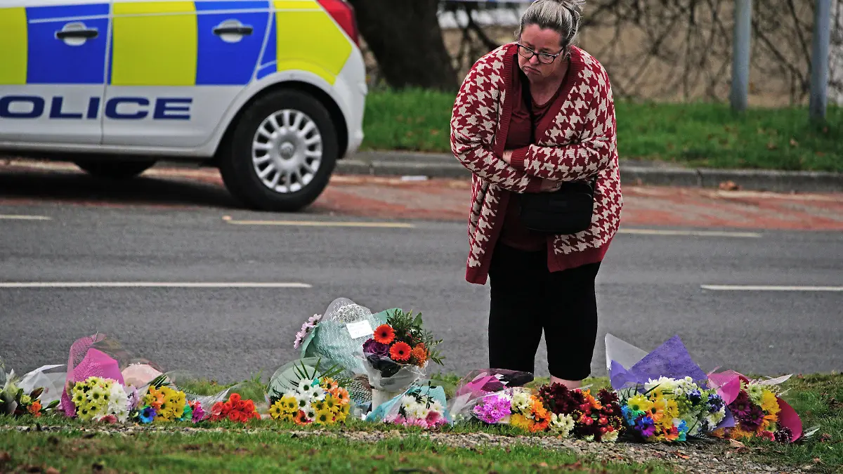 Bobbi-Anne McLeod missing. A woman lays flowers on Sheepstor Road in Plymouth, after the body of a woman was in the hunt for missing Plymouth teenager Bobbi-Anne McLeod, who has not been seen since Saturday evening. Picture date: Wednesday November 24, 2021. Two men aged 24 and 26 have been arrested after the body of a woman was located during searches for the missing 18-year-old. See PA story POLICE McLeod. Photo credit should read: Ben Birchall/PA Wire URN:63925271