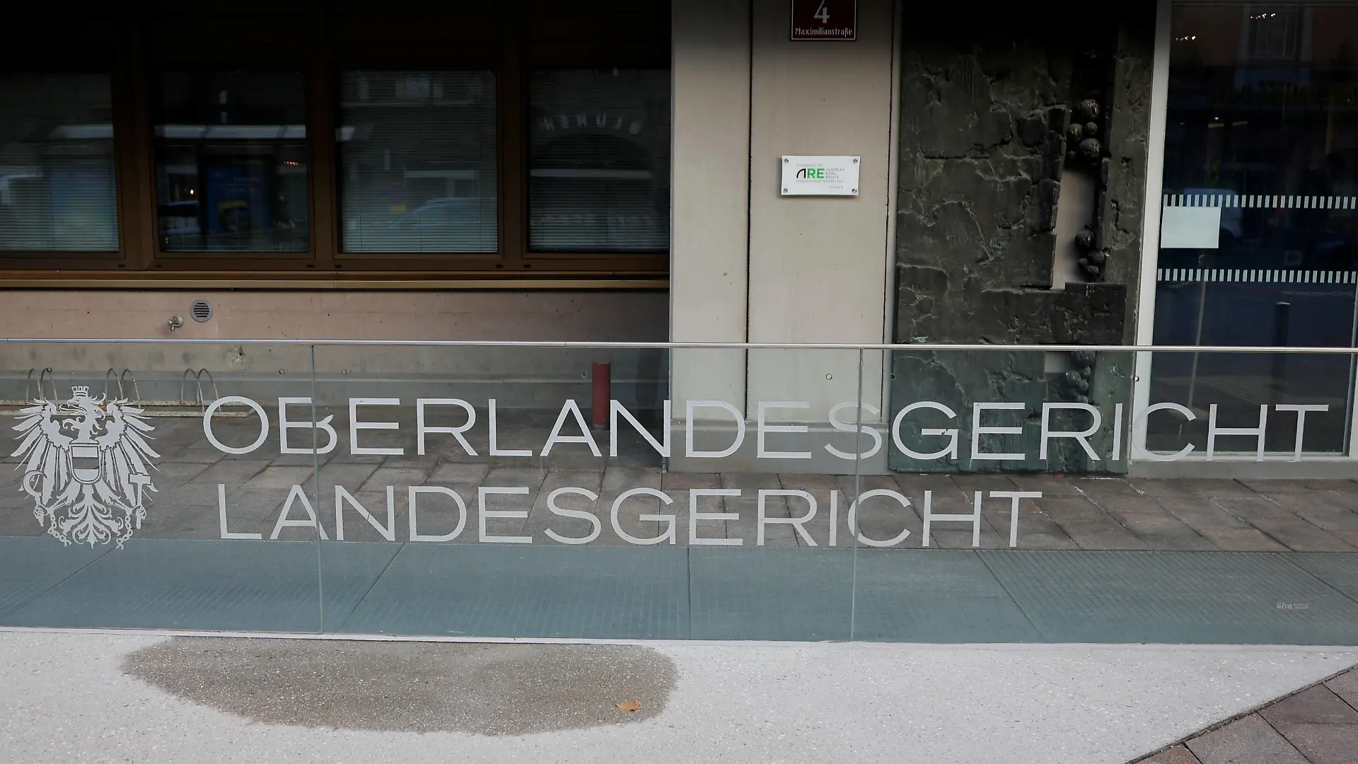 20211115 Prozessfortsetzung -Anklage gegen KitzVenture wegen Betrug INNSBRUCK, ÖSTERREICH - NOVEMBER 15: Logo vor dem Gebaeude bei der Prozessfortsetzung -Anklage gegen KitzVenture wegen Betrug im Landesgericht am November 15, 2021 in Innsbruck, Österreich. Innsbruck Landesgericht Tirol Österreich *** 20211115 Trial continuation indictment against KitzVenture for fraud INNSBRUCK, AUSTRIA NOVEMBER 15 Logo in front of the building at the trial continuation indictment against KitzVenture for fraud at the Landesgericht on November 15, 2021 in Innsbruck, Austria Innsbruck Landesgericht Tirol Austria