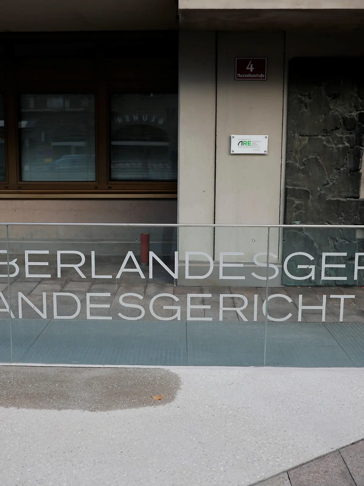  20211115 Prozessfortsetzung -Anklage gegen KitzVenture wegen Betrug INNSBRUCK, ÖSTERREICH - NOVEMBER 15: Logo vor dem Gebaeude bei der Prozessfortsetzung -Anklage gegen KitzVenture wegen Betrug im Landesgericht am November 15, 2021 in Innsbruck, Österreich. Innsbruck Landesgericht Tirol Österreich *** 20211115 Trial continuation indictment against KitzVenture for fraud INNSBRUCK, AUSTRIA NOVEMBER 15 Logo in front of the building at the trial continuation indictment against KitzVenture for fraud at the Landesgericht on November 15, 2021 in Innsbruck, Austria Innsbruck Landesgericht Tirol Austria