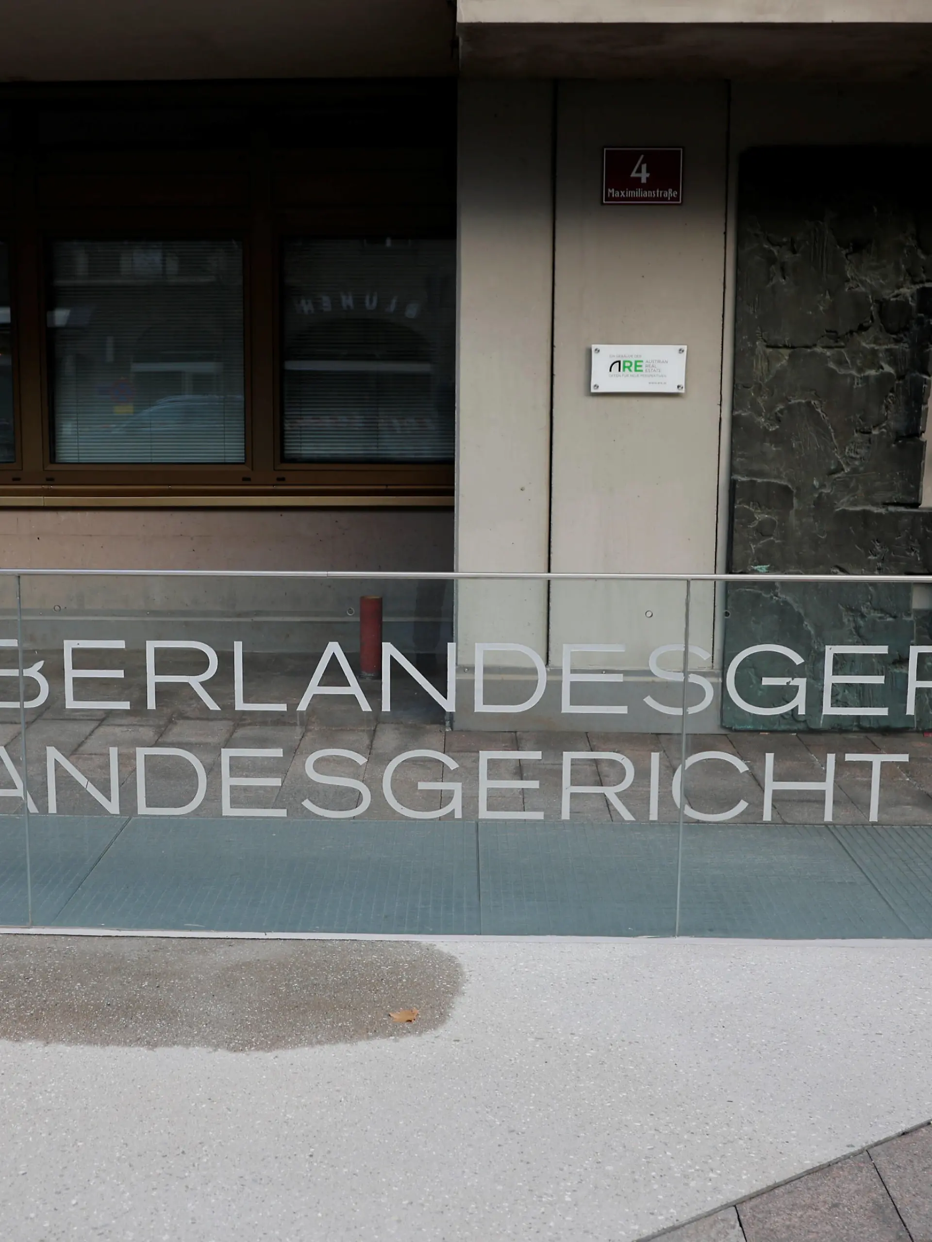  20211115 Prozessfortsetzung -Anklage gegen KitzVenture wegen Betrug INNSBRUCK, ÖSTERREICH - NOVEMBER 15: Logo vor dem Gebaeude bei der Prozessfortsetzung -Anklage gegen KitzVenture wegen Betrug im Landesgericht am November 15, 2021 in Innsbruck, Österreich. Innsbruck Landesgericht Tirol Österreich *** 20211115 Trial continuation indictment against KitzVenture for fraud INNSBRUCK, AUSTRIA NOVEMBER 15 Logo in front of the building at the trial continuation indictment against KitzVenture for fraud at the Landesgericht on November 15, 2021 in Innsbruck, Austria Innsbruck Landesgericht Tirol Austria