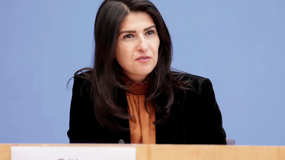 Serap Gueler, MdB, CDU, PK zu - Bekanntgabe der Kandidatur von Helge B r a u n fuer den Parteivorsitz der CDU. Bei einem Wahlsieg von B r a u n koennte Serap Gueler Generalsekretaerin werden. DEU, Berlin, 22.11.2021 *** Serap Gueler, MdB, CDU, PK on announcement of Helge B r a u ns candidacy for CDU party chair If B r a u n wins the election, Serap Gueler could become Secretary General DEU, Berlin, 22 11 2021