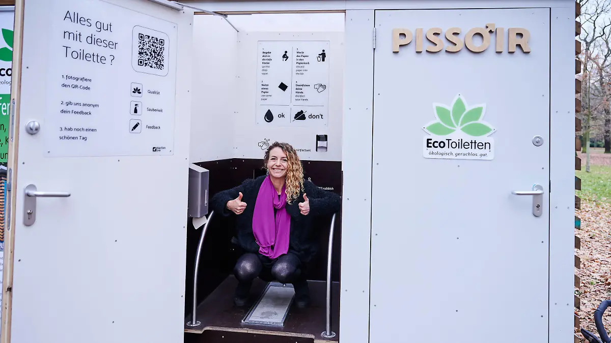 19.11.2021, Berlin: Lena Otvedi, die Gründerin von Missoir, dem weiblichen Pendant des Pissoirs, führt die öffentliche Toilette ohne Wasserverbrauch in der Hasenheide anlässlich des Welttoilettentags, dem 19. November, vor. In Berlin ist der öffentliche Raum mit kostenlosen Toiletten unterversorgt und öffentliche WC sind kostenpflichtig. Dies trifft insbesondere Frauen, inkontinente Personen, Kinder und Menschen mit geringem Einkommen und schließt sie von öffentlicher Teilhabe aus. Foto: Annette Riedl/dpa +++ dpa-Bildfunk +++