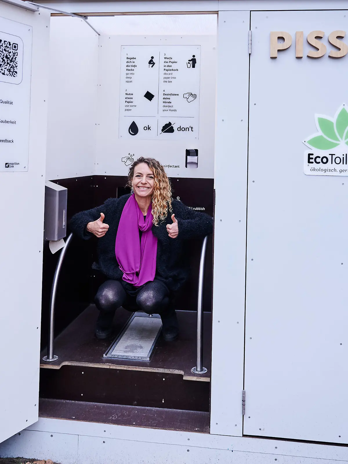 19.11.2021, Berlin: Lena Otvedi, die Gründerin von Missoir, dem weiblichen Pendant des Pissoirs, führt die öffentliche Toilette ohne Wasserverbrauch in der Hasenheide anlässlich des Welttoilettentags, dem 19. November, vor. In Berlin ist der öffentliche Raum mit kostenlosen Toiletten unterversorgt und öffentliche WC sind kostenpflichtig. Dies trifft insbesondere Frauen, inkontinente Personen, Kinder und Menschen mit geringem Einkommen und schließt sie von öffentlicher Teilhabe aus. Foto: Annette Riedl/dpa +++ dpa-Bildfunk +++