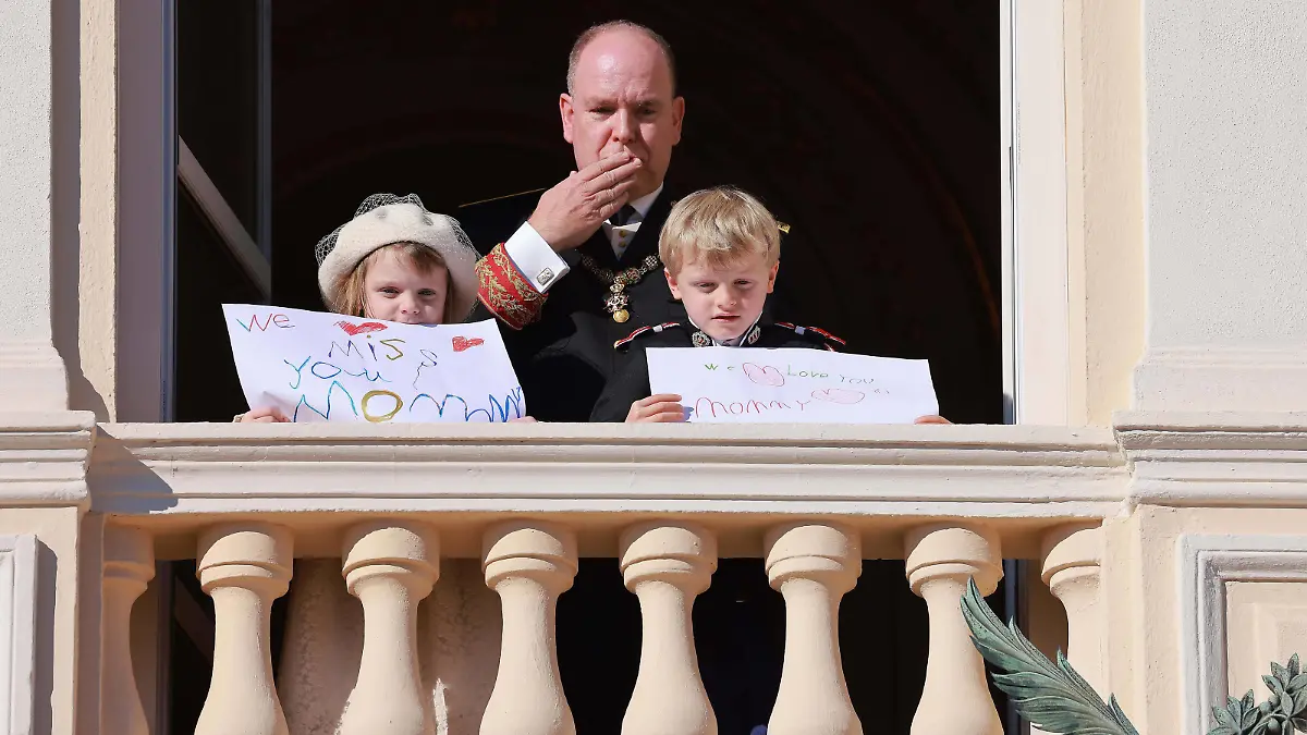 Fete Nationale a Monaco. Balcon Palais. PAP11212515 Monaco,18th November 2021 Monacos National Day with the members of the Principalitys family members except Prince Alberts wife Princess Charlene 274716 2021-11-19 Prince Albert II Monaco Prince Jacques de Monaco Princesse Gabriella de Monaco PUBLICATIONxINxGERxAUTxONLY Copyright: xPapixsx/xStarfacex STAR_274716_014