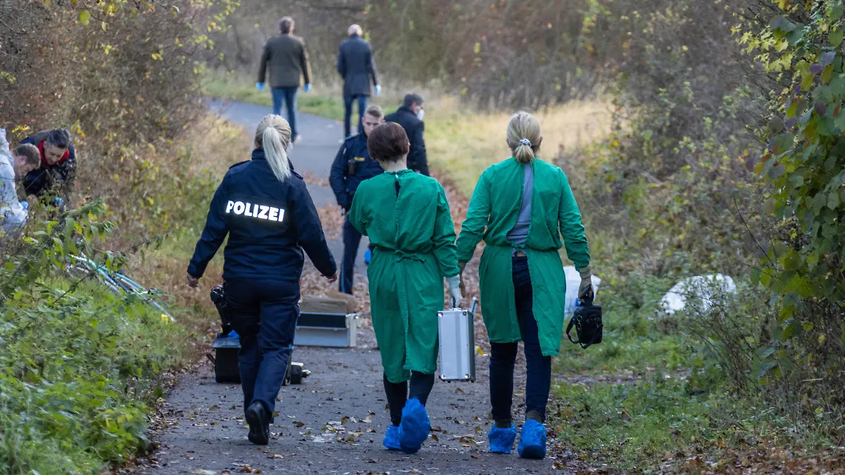 22.11.2021, Bayern, Bad Neustadt An Der Saale: Einsatzkräfte der Polizei sichern die Spuren am Tatort. Ein toter Radfahrer wurde heute Morgen neben dem Radweg entdeckt. Die Polizei geht von einem Verbrechen aus. Foto: Merzbach/NEWS5/dpa +++ dpa-Bildfunk +++
