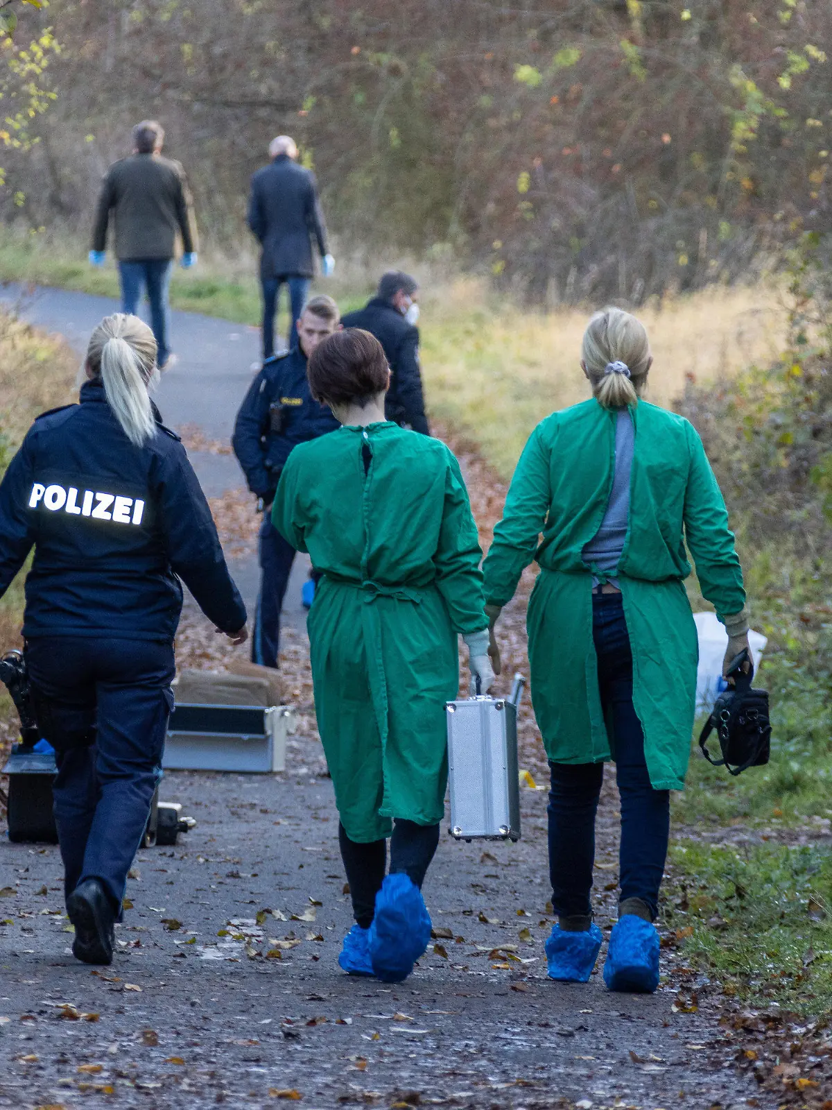 22.11.2021, Bayern, Bad Neustadt An Der Saale: Einsatzkräfte der Polizei sichern die Spuren am Tatort. Ein toter Radfahrer wurde heute Morgen neben dem Radweg entdeckt. Die Polizei geht von einem Verbrechen aus. Foto: Merzbach/NEWS5/dpa +++ dpa-Bildfunk +++