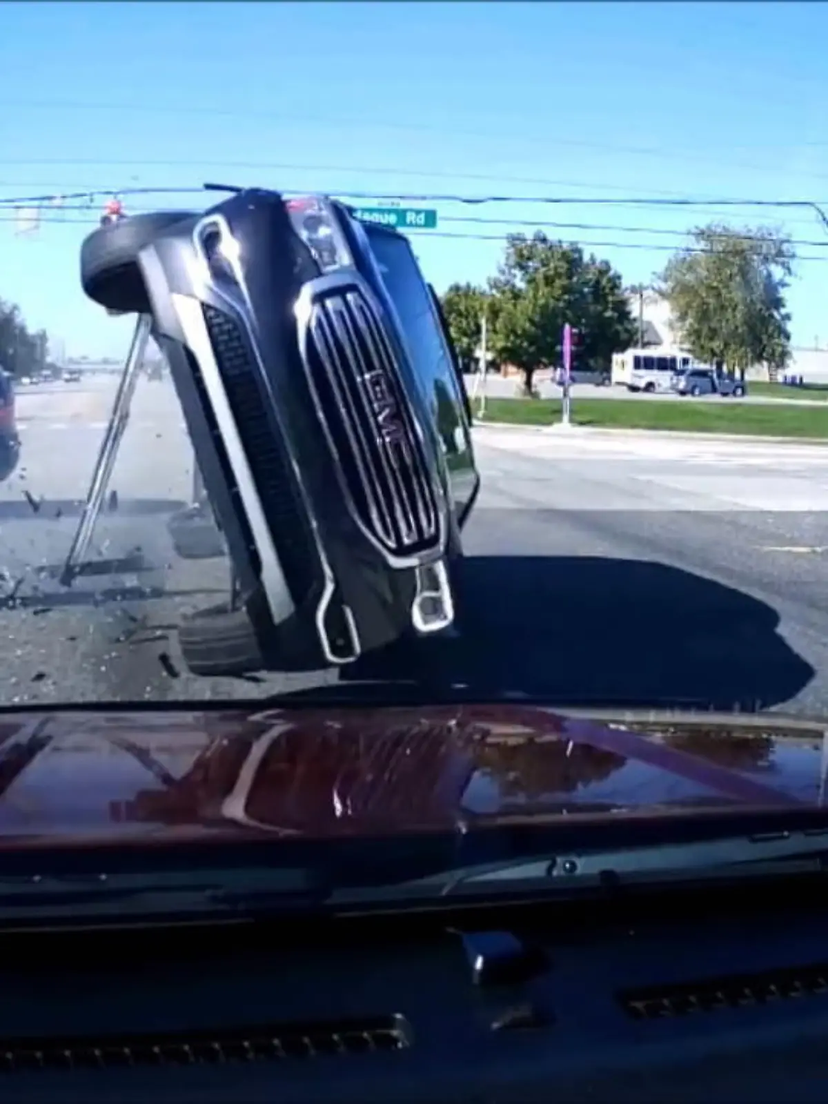 Es sind nur wenige Sekunden, die einem Fußgänger womöglich das Leben retten. Auf einer Straße in Indianapolis kam es zu einem spektakulären Unfall – weil ein Autofahrer an einer roten Ampel nicht angehalten hatte.