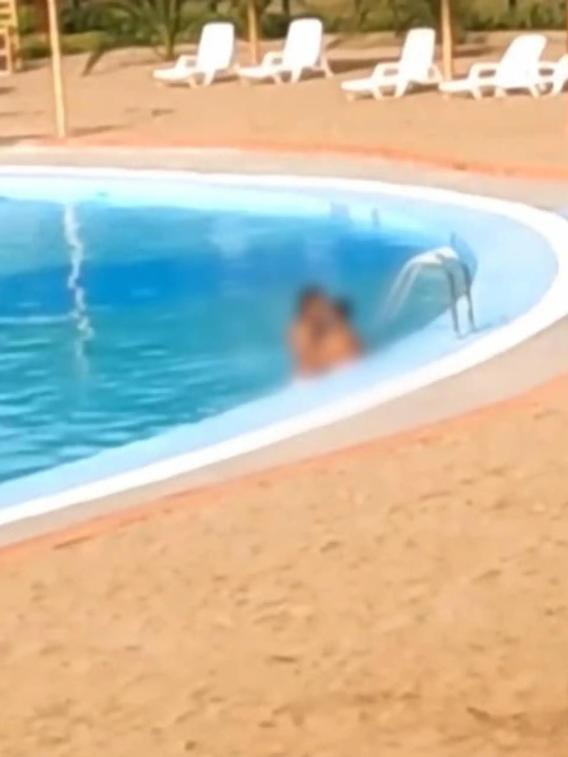 Ein Paar aus Peru konnte aber dennoch nicht die Finger voneinander lassen und hat es direkt unter der Wasseroberfläche miteinander getrieben. Leider war genau in diesem Moment auch ein YouTuber zugegen, der die pikante Szene mit seiner Kamera festgehalten hat.