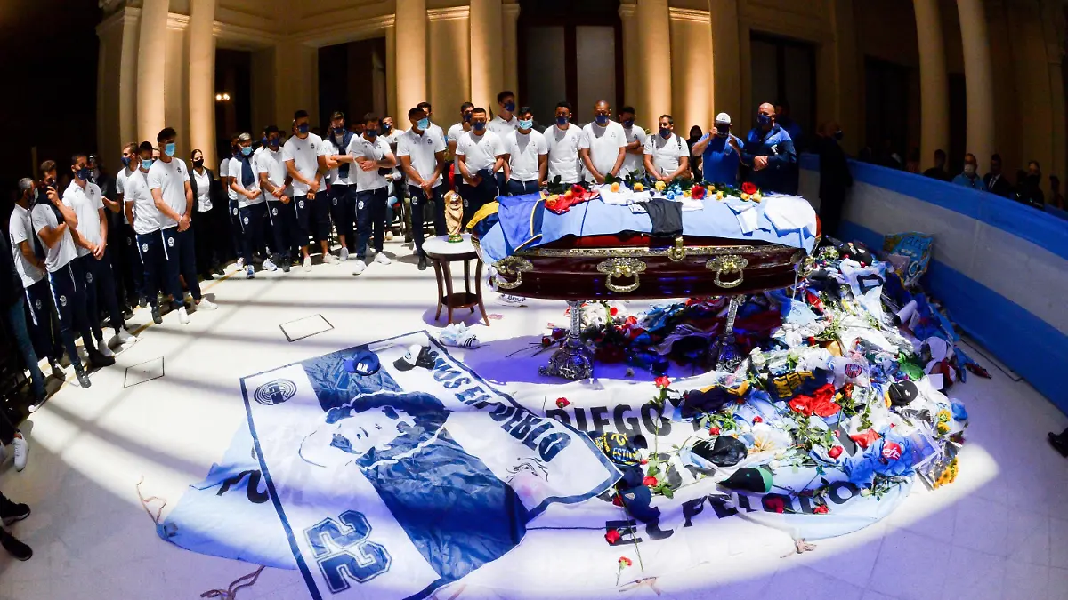 ARCHIV - 26.11.2020, Argentinien, Buenos Aires: Die Spieler des Fußballclubs Gimnasia y Esgrima, bei dem Maradona Trainer war, nehmen Abschied vom Fußballstar im Regierungspalast. (zu dpa «Ein Jahr ohne Diego: Huldigungen und Vorwürfe an Maradonas Todestag») Foto: ---/Presidencia argentina/dpa - ACHTUNG: Nur zur redaktionellen Verwendung und nur mit vollständiger Nennung des vorstehenden Credits +++ dpa-Bildfunk +++