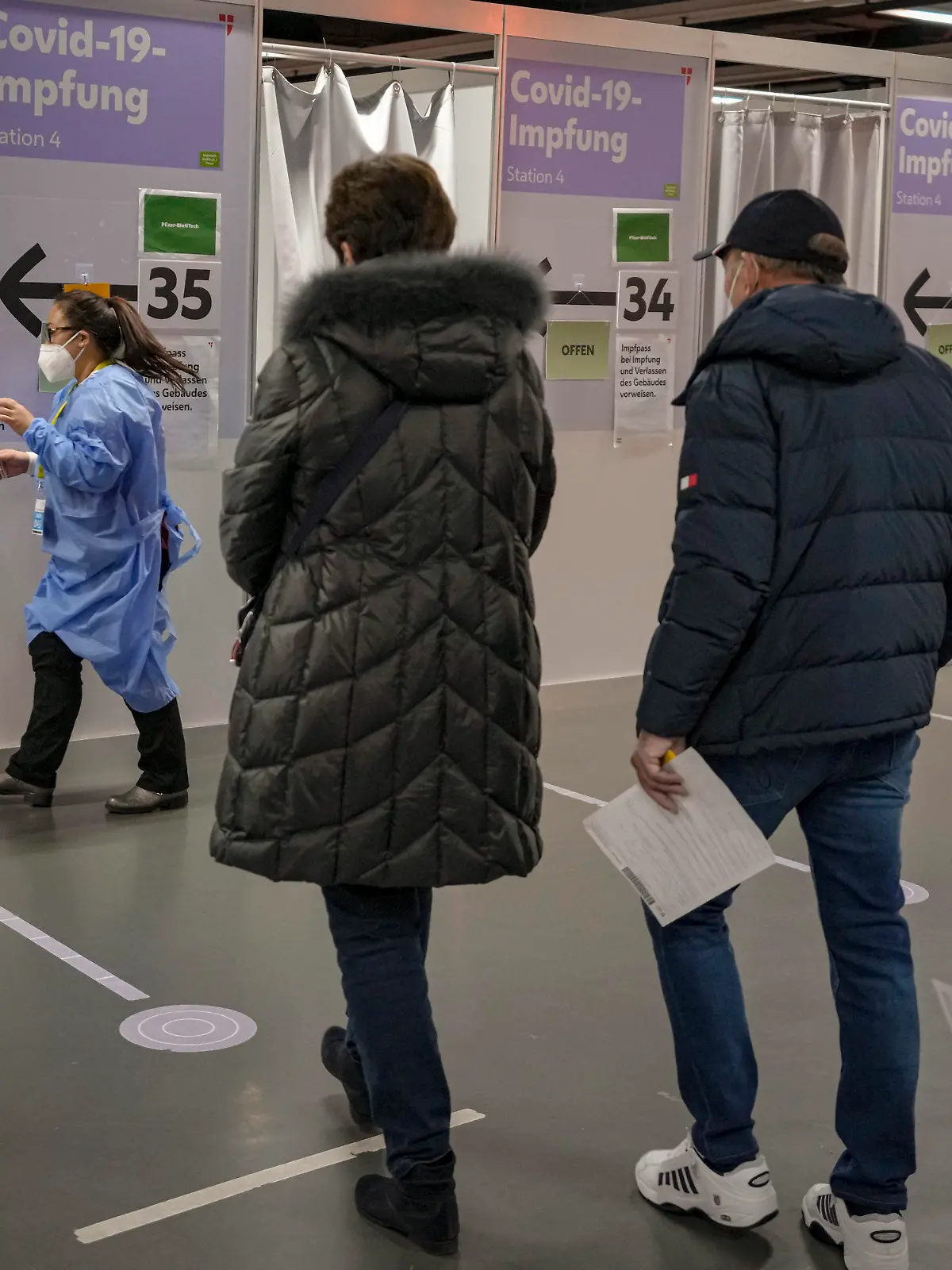 22.11.2021, Österreich, Wien: Menschen warten auf ihre Corona-Impfung. Seit dem 22.11.2021 befindet sich Österreich in einem vierten Lockdown. Es sind nur noch Geschäfte des täglichen Bedarfs geöffnet, der Kulturbetrieb ruht, die Museen und Kinos haben geschlossen. Foto: Vadim Ghirda/AP/dpa +++ dpa-Bildfunk +++