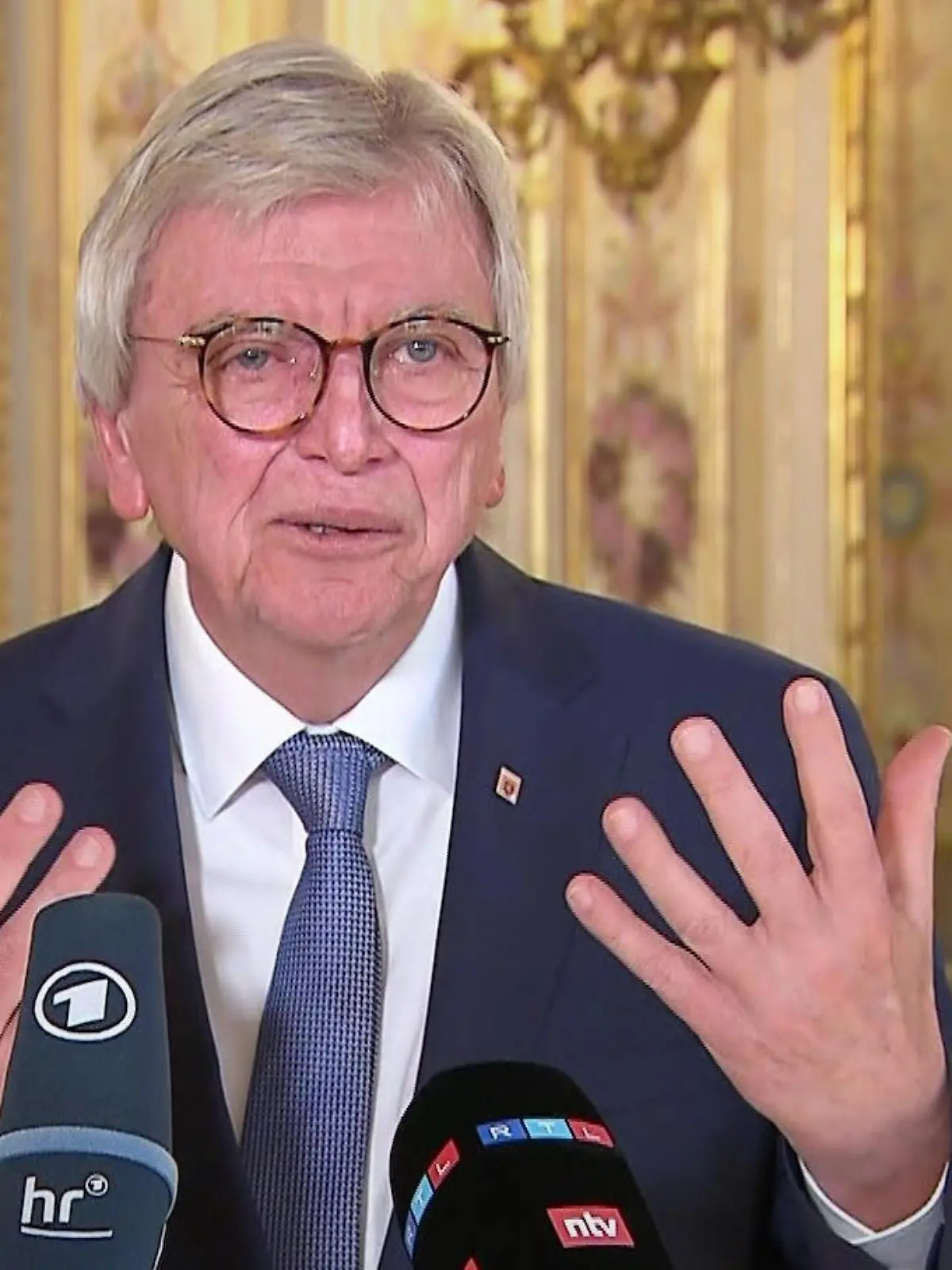 Hessens Ministerpräsident Volker Bouffier (CDU) hält eine allgemeine Impfpflicht für verfassungsrechtlich machbar. Er bekräftigte seine Einschätzung, dass an einer Impfpflicht kein Weg vorbei führe, um die Corona-Pandemie dauerhaft in den Griff zu bekommen.