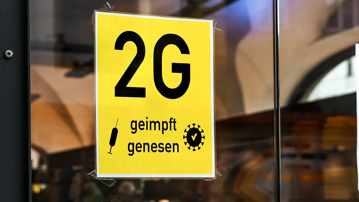 29 October 2021: 2G rule, tested vaccinated or recovered on a sign on a shop window, 2G RULE *** 2G-Regel, getestet geimpft oder genesen auf einem Schild an einem Schaufenster, 2G REGEL xFOTOMONTAGEx
