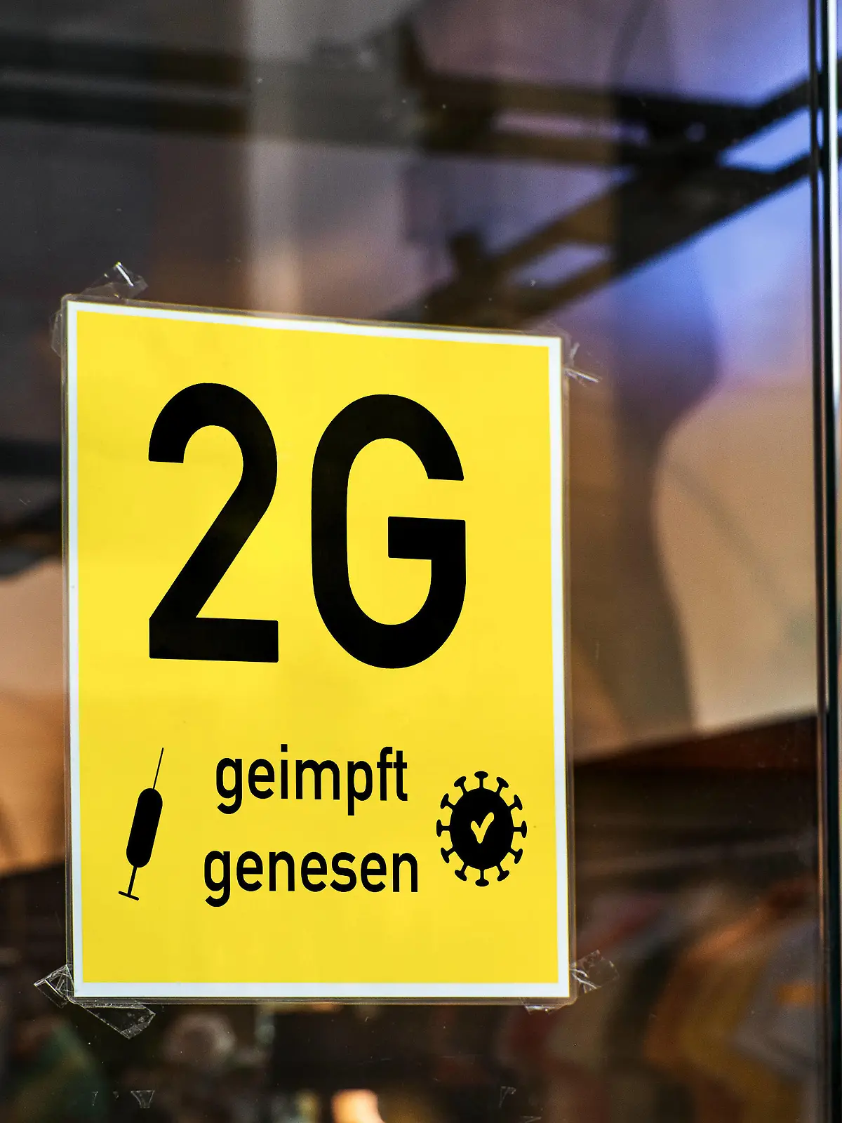  29 October 2021: 2G rule, tested vaccinated or recovered on a sign on a shop window, 2G RULE *** 2G-Regel, getestet geimpft oder genesen auf einem Schild an einem Schaufenster, 2G REGEL xFOTOMONTAGEx