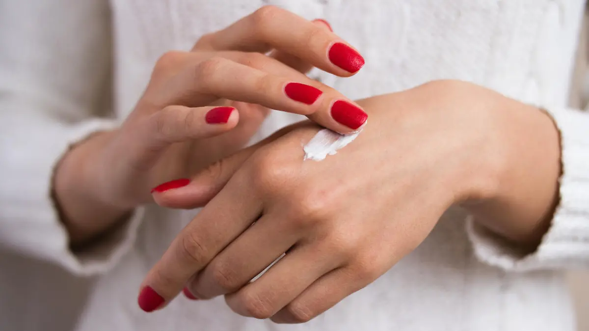 Wer sich die Hände gewaschen und desinfiziert hat, sollte den Effekt nicht mit Auftragen von Handcreme wieder zunichte machen.