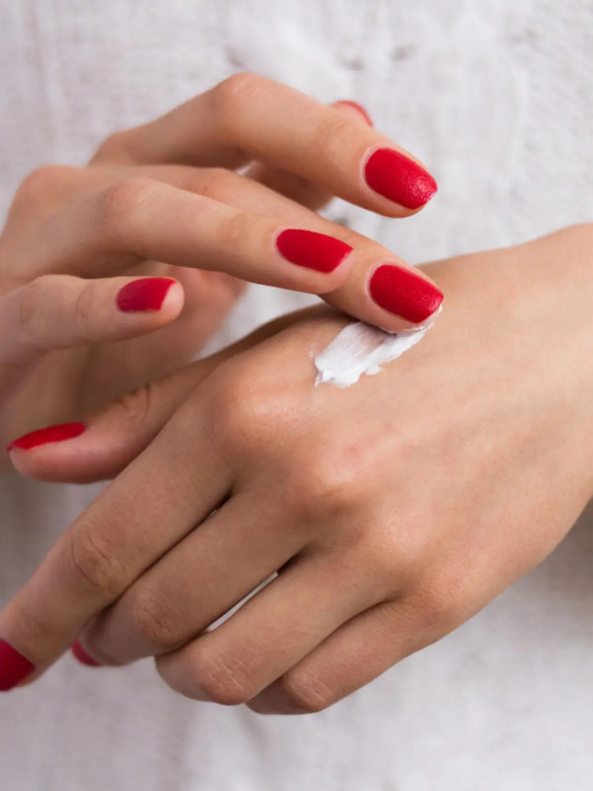 Wer sich die Hände gewaschen und desinfiziert hat, sollte den Effekt nicht mit Auftragen von Handcreme wieder zunichte machen.