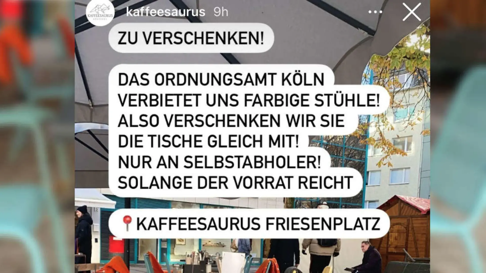 Das Kaffeesaurus ruft auf Instagram seine Abonnent*innen dazu auf, sich die bunten Stühle im Café abzuholen.