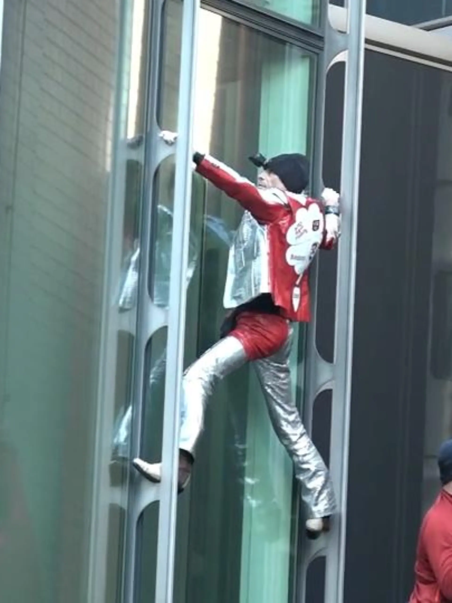 Er kann es einfach nicht lassen. Zum dritten mal klettert Alain Robert am "Skyper" im Frankfurter Bankenviertel hoch. Diesmal wird er vom Extremsportler Leo Urban unterstützt. Die waghalsige Aktion sorgt am Dienstagvormittag für Aufsehen.