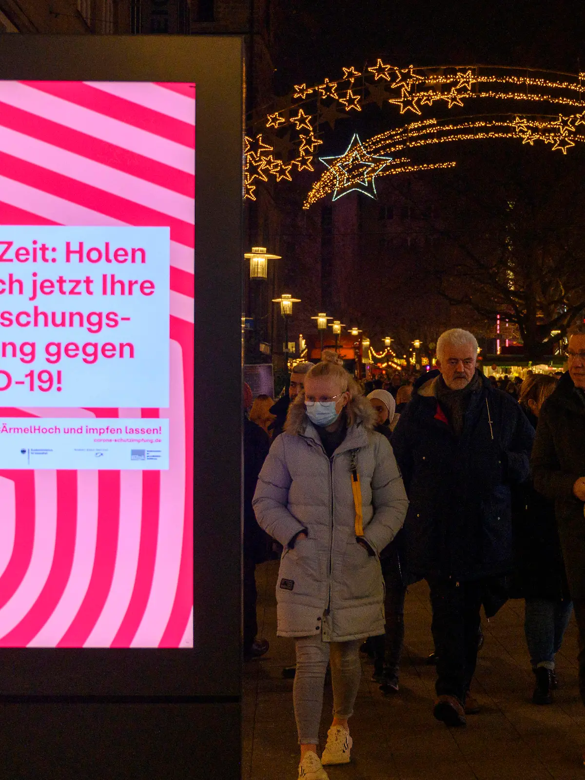  Der Weihnachtsmarkt in Essen ist mit 170 Ständen einer der größten im Ruhrgebiet und NRW. Essen, 20.11.2021 *** With 170 stalls, the Christmas market in Essen is one of the largest in the Ruhr region and NRW Essen, 20 11 2021 Foto:xD.xAnoraganingrumx/xFuturexImage