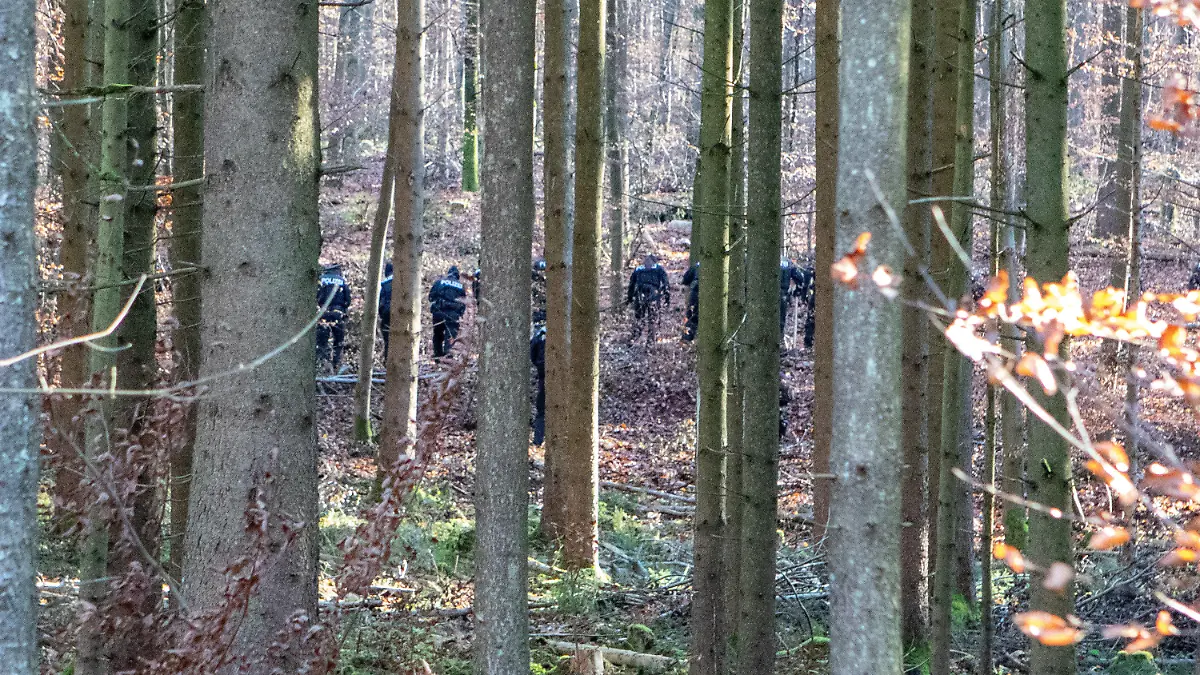 23.11.2021, Bayern, Kipfenberg: Polizisten durchsuchen ein Waldstück. Dort wurde am Dienstag ein Knochen der seit 1995 vermissten Sonja Engelbrecht gefunden. Foto: Friedrich/Vifogra/dpa +++ dpa-Bildfunk +++