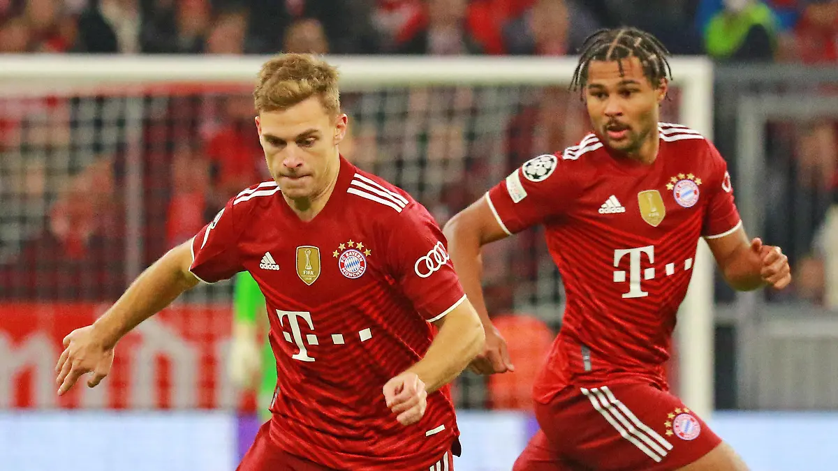 6 Joshua Kimmich, am Ball und Serge Gnabry FCB Fussball / UEFA Champions League / FC Bayern Muenchen -Benfica Lissabon/ Allianz Arena am 02.11.21 FOTO: Mladen Lackovic / LakoPress *** 6 Joshua Kimmich, on the ball and Serge Gnabry FCB Football UEFA Champions League FC Bayern Muenchen Benfica Lisbon Allianz Arena on 02 11 21 PHOTO Mladen Lackovic LakoPress
