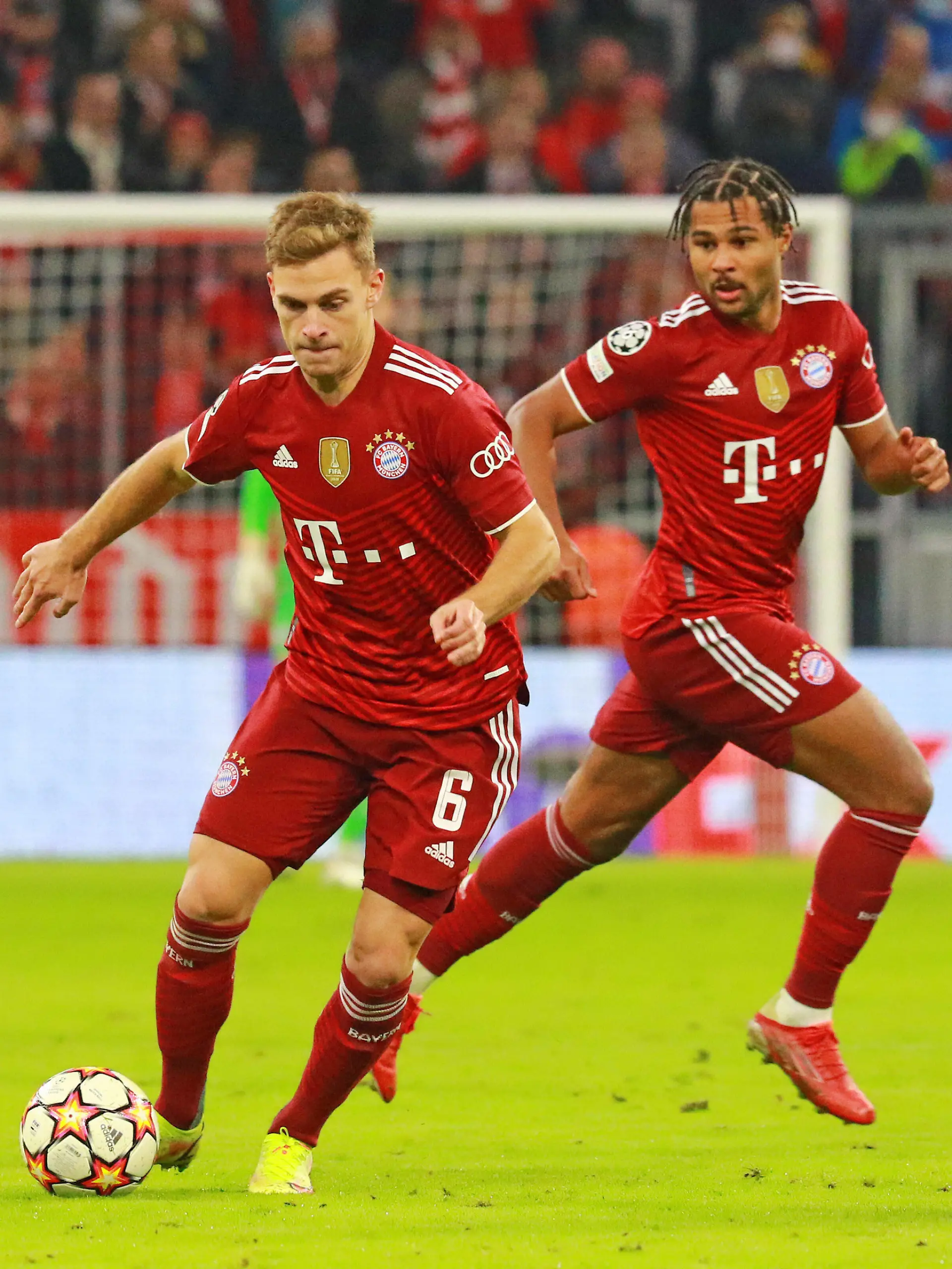  6 Joshua Kimmich, am Ball und Serge Gnabry FCB Fussball / UEFA Champions League / FC Bayern Muenchen -Benfica Lissabon/ Allianz Arena am 02.11.21 FOTO: Mladen Lackovic / LakoPress *** 6 Joshua Kimmich, on the ball and Serge Gnabry FCB Football UEFA Champions League FC Bayern Muenchen Benfica Lisbon Allianz Arena on 02 11 21 PHOTO Mladen Lackovic LakoPress