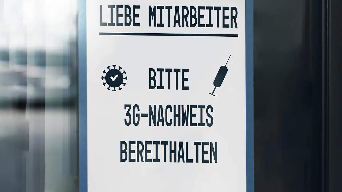 12 October 2021: Dear employees please pay attention to 3G rule, 3G rule Tested, Vaccinated or recovered Covid 19 coronavirus sign in front of a workplace, workers must show a Covid proof *** Liebe Mitarbeiter bitte 3G-Regel beachten, Nachweis Bereithalten 3G Regel Getestet, Geimpft oder Genesen Covid 19 Coronavirus Schild vor einem Arbeitsplatz, Arbeitnehmer müssen bei der Arbeit einen Covid Nachweis Vorzeigen XFOTOMONTAGEX