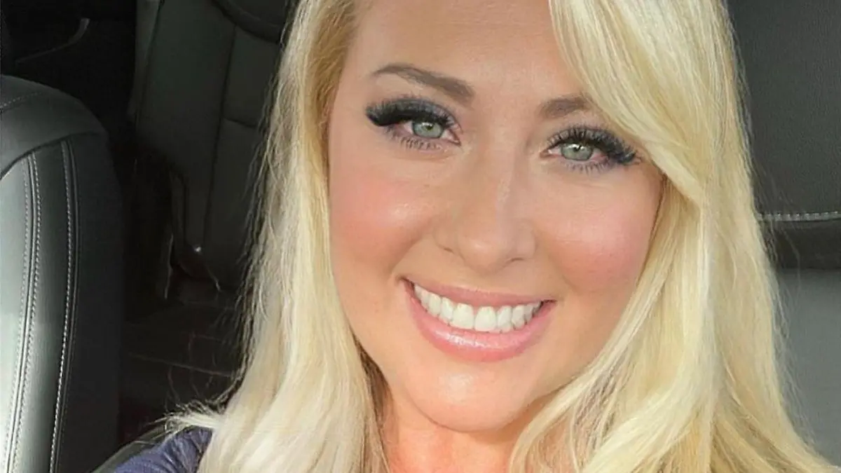 Nita Marie ist blond und zeigt sich mit einem breiten Lächeln.