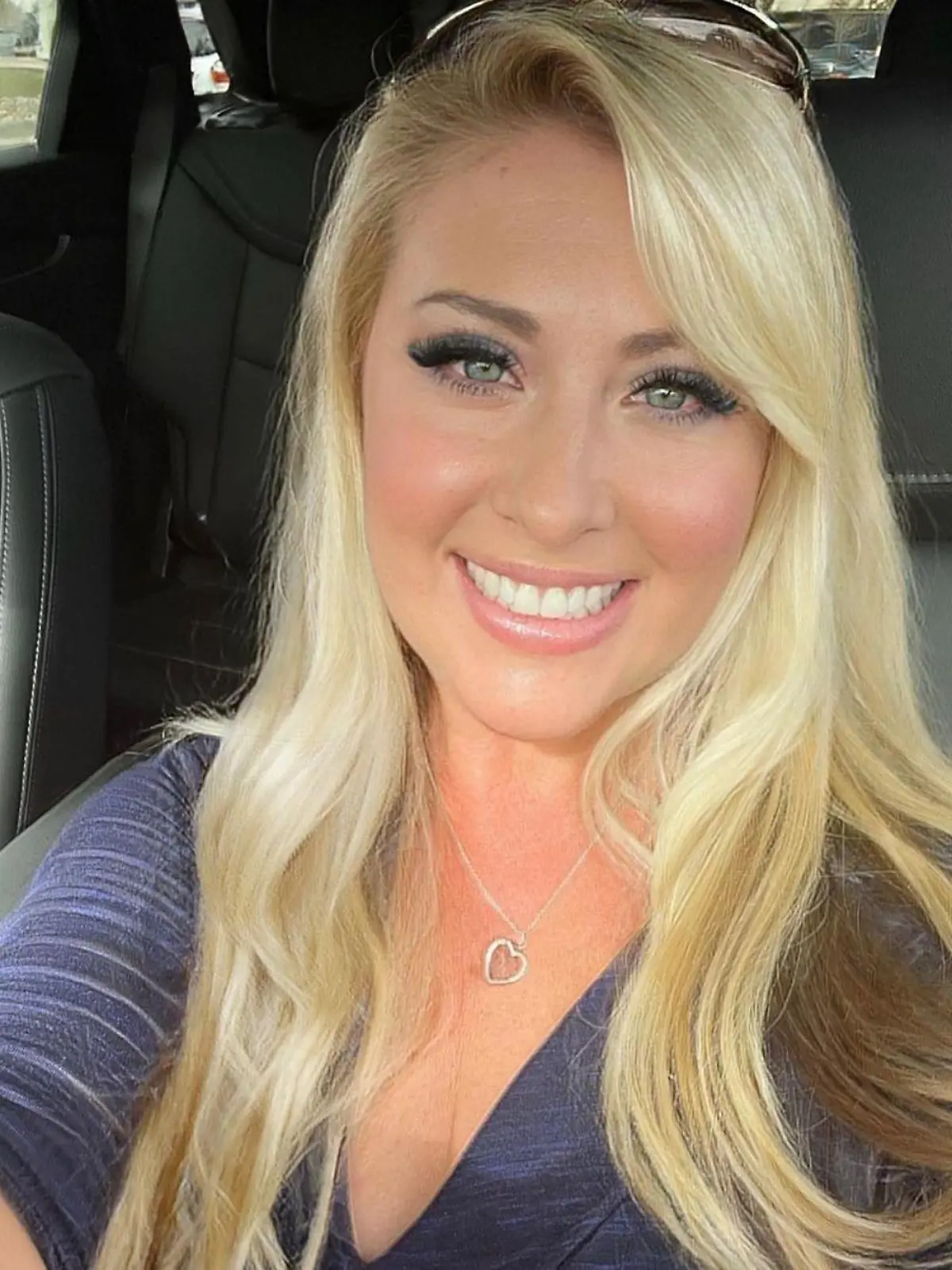 Nita Marie ist blond und zeigt sich mit einem breiten Lächeln.
