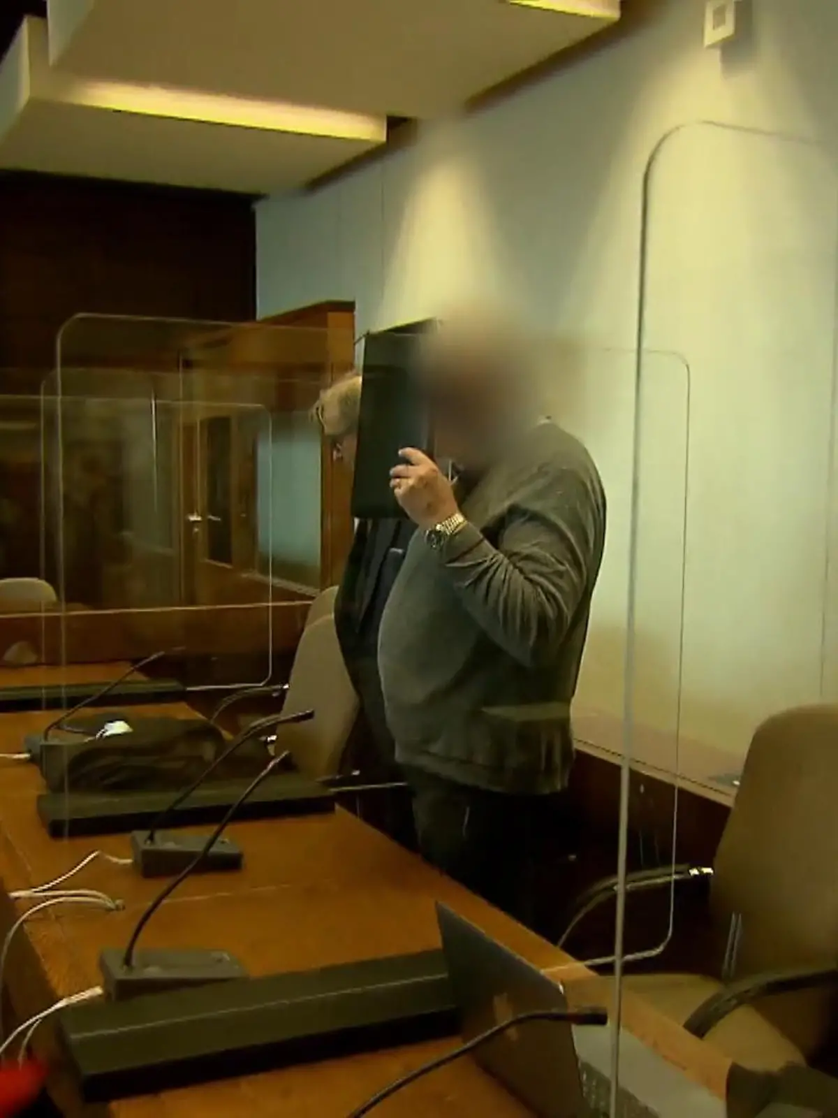 Bild zu: "Priester vor Richter"