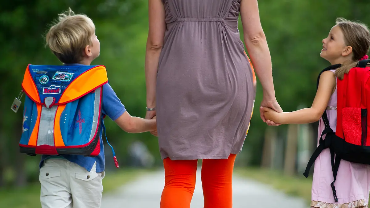 ILLUSTRATION: Die beiden zukünftigen Erstklässler Amy und Luca üben mit der Mama von Amy am 30.07.2013 in Frankfurt (Oder) (Brandenburg) das Verhalten auf dem Schulweg und das richtige Überqueren einer Straße. Die beiden Kinder werden am 03.08.2013 eingeschult. Vor Schulen sollten Autofahrer in Brandenburg in den kommenden Wochen besonders vorsichtig sein. Am 05. August beginnt Erstklässler die Schule - gerade vor Grund- und Förderschulen sollten Autofahrer deshalb langsamer fahren und immer bremsbereit sein, warnte der ADAC Berlin-Brandenburg. Foto: Patrick Pleul/dpa