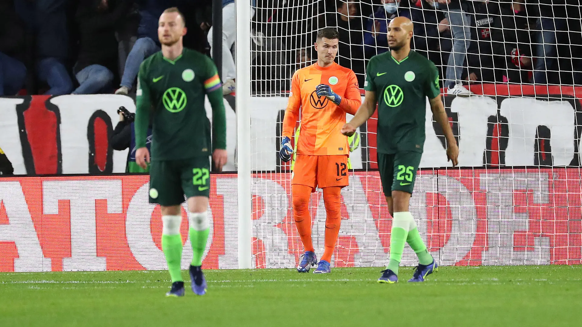 FC Sevilla vs. VfL, CL Sevilla, 23.11.2021, FUßBALL - FC Sevilla vs. VfL Wolfsburg, Champions League Gruppe G, Vorrunde, Estadio Ramon Sanchez Pizjuan, Saison 2021/22. Nach dem Tor zum 1:0, Maximilian Arnold VfL Wolfsburg, Torwart Pavao Pervan VfL Wolfsburg, John Anthony Brooks VfL Wolfsburg Sevilla *** FC Sevilla vs VfL, CL Sevilla, 23 11 2021, FOOTBALL FC Sevilla vs VfL Wolfsburg, Champions League Group G, Preliminary Round, Estadio Ramon Sanchez Pizjuan, Season 2021 22 After the goal to 1 0, Maximilian Arnold VfL Wolfsburg , Goalkeeper Pavao Pervan VfL Wolfsburg , John Anthony Brooks VfL Wolfsburg Sevilla.