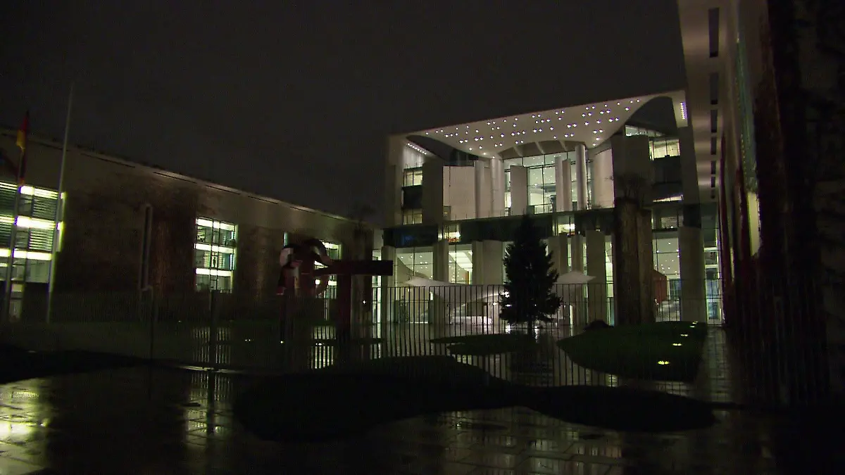 Das Kanzleramt in Berlin am Abend.