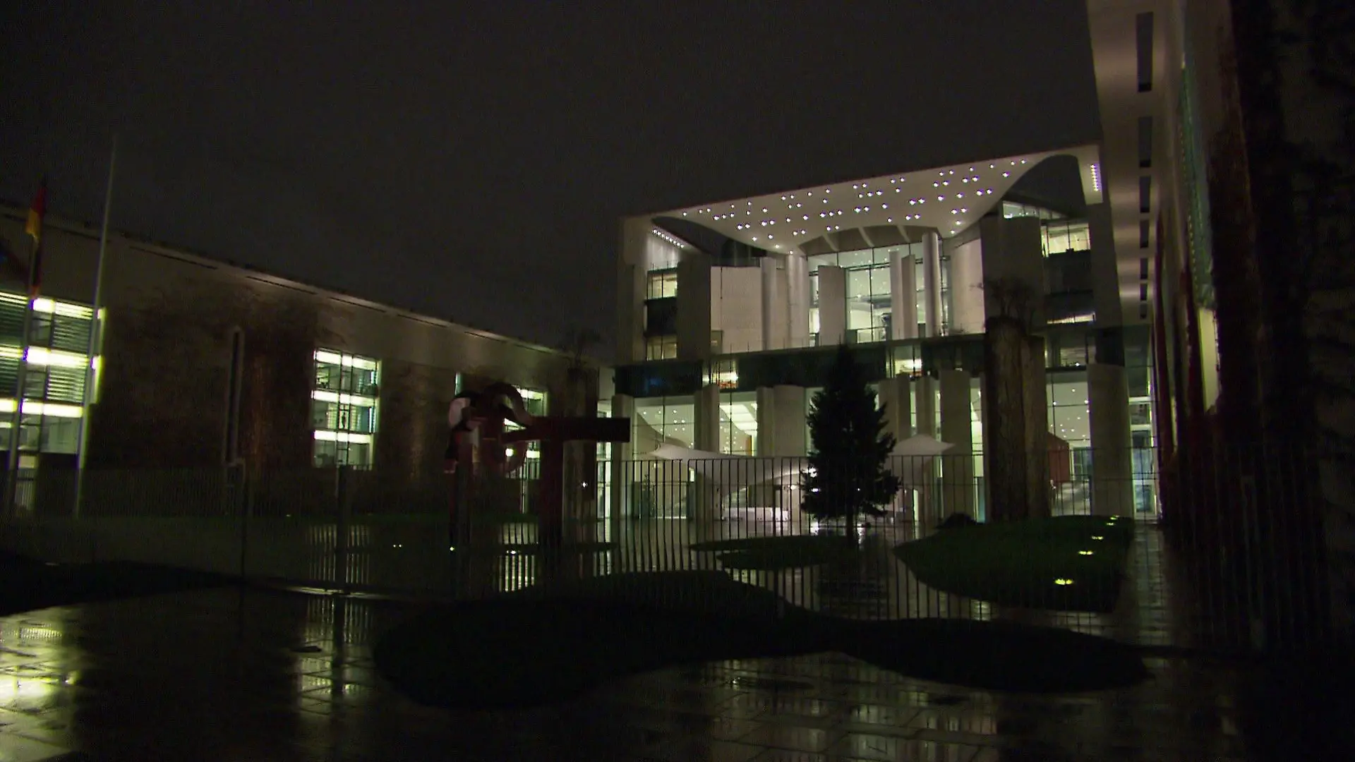 Das Kanzleramt in Berlin am Abend.