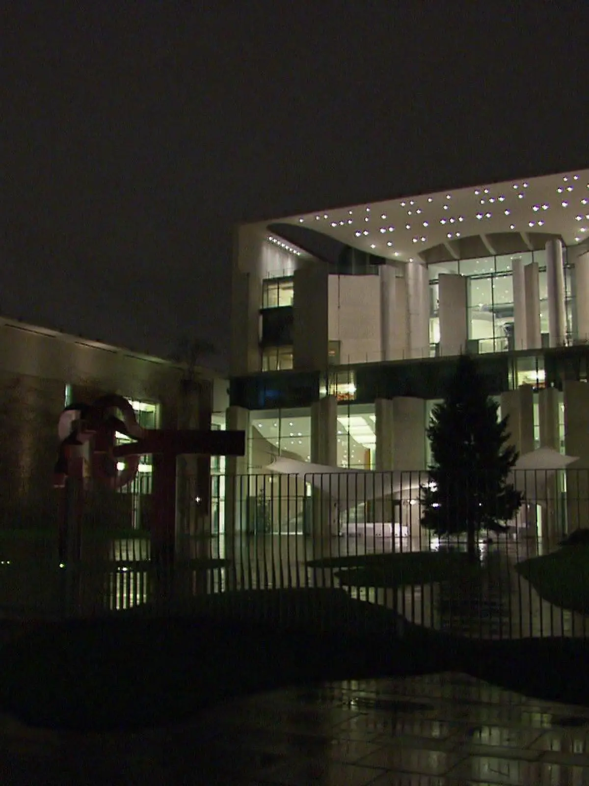 Das Kanzleramt in Berlin am Abend.