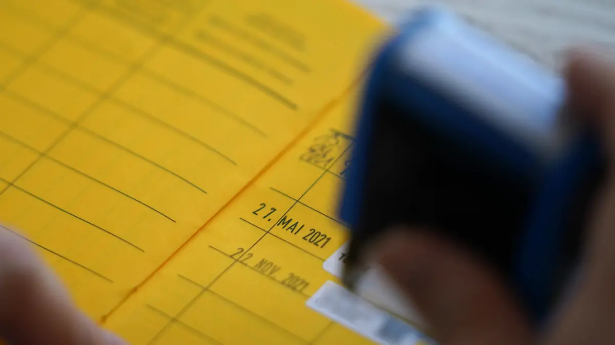 22.11.2021, Hamburg: Eine Ärztin stempelt in einen Impfausweis die Drittimpfung einer Frau während einer Impfaktion in der Elbphilharmonie ab. Neben Drittimpfungen werden auch Erst- und Zweitimpfungen angeboten. Verwendet werden bei der Aktion in Zusammenarbeit mit der Hamburger Sozialbehörde die Impfstoffe von Biontech, Moderna und Johnson & Johnson. Foto: Marcus Brandt/dpa +++ dpa-Bildfunk +++