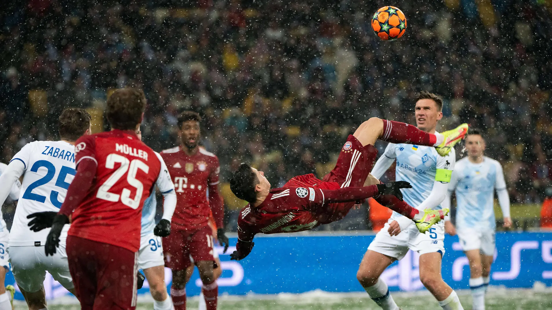 Robert Lewandowski FC Bayern Muenchen 9 trifft das Tor zum 1:0 per Fallrueckzieher, UKR, Dynamo Kiew vs. FC Bayern Muenchen, Fussball, Uefa Champions League, Gruppe E, 5. Spieltag, 23.11.2021, Spielzeit 2021/2022 DFB REGULATIONS PROHIBIT ANY USE OF PHOTOGRAPHS AS IMAGE SEQUENCES AND/OR QUASI-VIDEO UKR, Dynamo Kiew vs. FC Bayern Muenchen, Fussball, Uefa Champions League, Gruppe E, 23.11.2021, Spielzeit 2021/2022 Kiew *** Robert Lewandowski FC Bayern Muenchen 9 scores the goal to make it 1 0 via bicycle kick, UKR, Dynamo Kiev vs FC Bayern Muenchen, Football, Uefa Champions League, Group E, Matchday 5, 23 11 2021, Spielzeit 2021 2022 DFB REGULATIONS PROHIBIT ANY USE OF PHOTOGRAPHS AS IMAGE SEQUENCES AND OR QUASI VIDEO UKR, Dynamo Kiev vs FC Bayern Muenchen, Football, Uefa Champions League, Group E, 23 11 2021, Spielzeit 2021 2022 Kiev Copyright: xEIBNERx EP_MMR