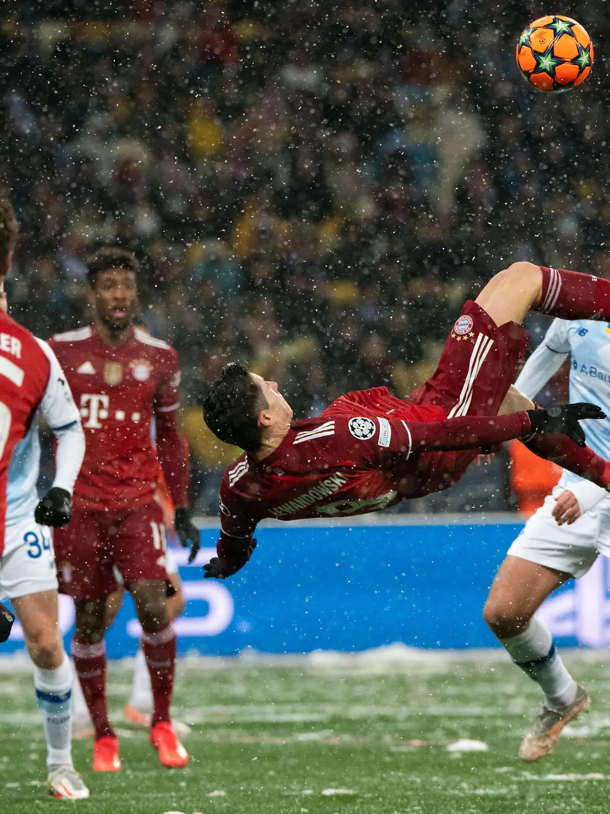  Robert Lewandowski FC Bayern Muenchen 9 trifft das Tor zum 1:0 per Fallrueckzieher, UKR, Dynamo Kiew vs. FC Bayern Muenchen, Fussball, Uefa Champions League, Gruppe E, 5. Spieltag, 23.11.2021, Spielzeit 2021/2022 DFB REGULATIONS PROHIBIT ANY USE OF PHOTOGRAPHS AS IMAGE SEQUENCES AND/OR QUASI-VIDEO UKR, Dynamo Kiew vs. FC Bayern Muenchen, Fussball, Uefa Champions League, Gruppe E, 23.11.2021, Spielzeit 2021/2022 Kiew *** Robert Lewandowski FC Bayern Muenchen 9 scores the goal to make it 1 0 via bicycle kick, UKR, Dynamo Kiev vs FC Bayern Muenchen, Football, Uefa Champions League, Group E, Matchday 5, 23 11 2021, Spielzeit 2021 2022 DFB REGULATIONS PROHIBIT ANY USE OF PHOTOGRAPHS AS IMAGE SEQUENCES AND OR QUASI VIDEO UKR, Dynamo Kiev vs FC Bayern Muenchen, Football, Uefa Champions League, Group E, 23 11 2021, Spielzeit 2021 2022 Kiev Copyright: xEIBNERx EP_MMR