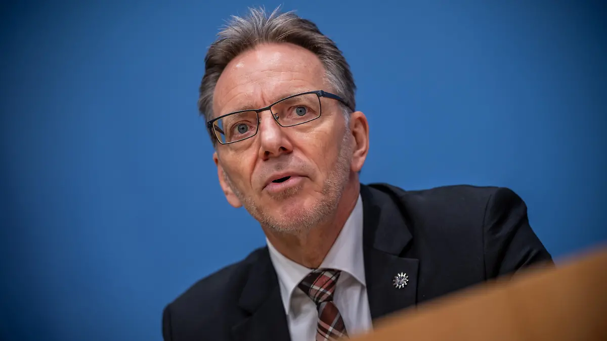 Holger Münch, Präsident des Bundeskriminalamts BKA, nimmt an der Pressekonferenz zur kriminalistischen Auswertung zur Partnerschaftsgewalt teil.