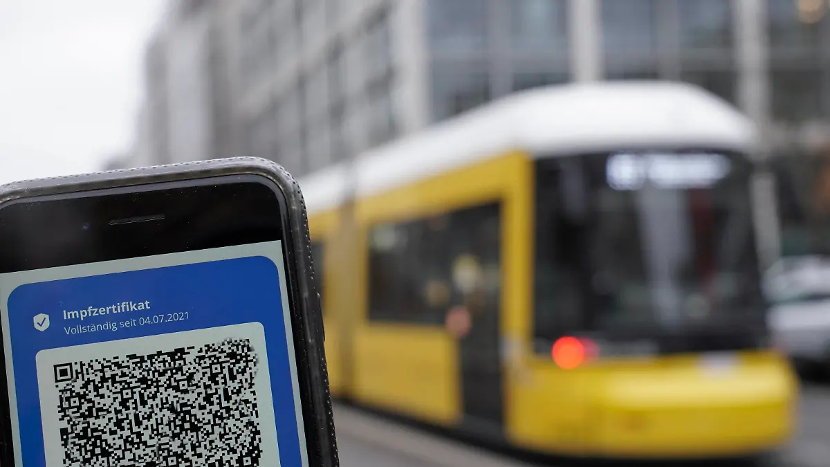  Symbolfoto Impfnachweis im oeffentlichen Nahverkehr Digitaler Impfnachweis neben Strassenbahn in Berlin, Symbolbild 2G, 3G Pflicht, Impfpflich fuer Corona Impfung im OEPNV, oeffentlichen Nahverkehr bzw. in den oeffentlichen Verkehrsmittel *** Symbol photo vaccination proof in the public local traffic Digital vaccination proof beside streetcar in Berlin, symbol picture 2G, 3G obligation, vaccination obligation for Corona vaccination in the OEPNV, public local traffic and/or in the public means of transport