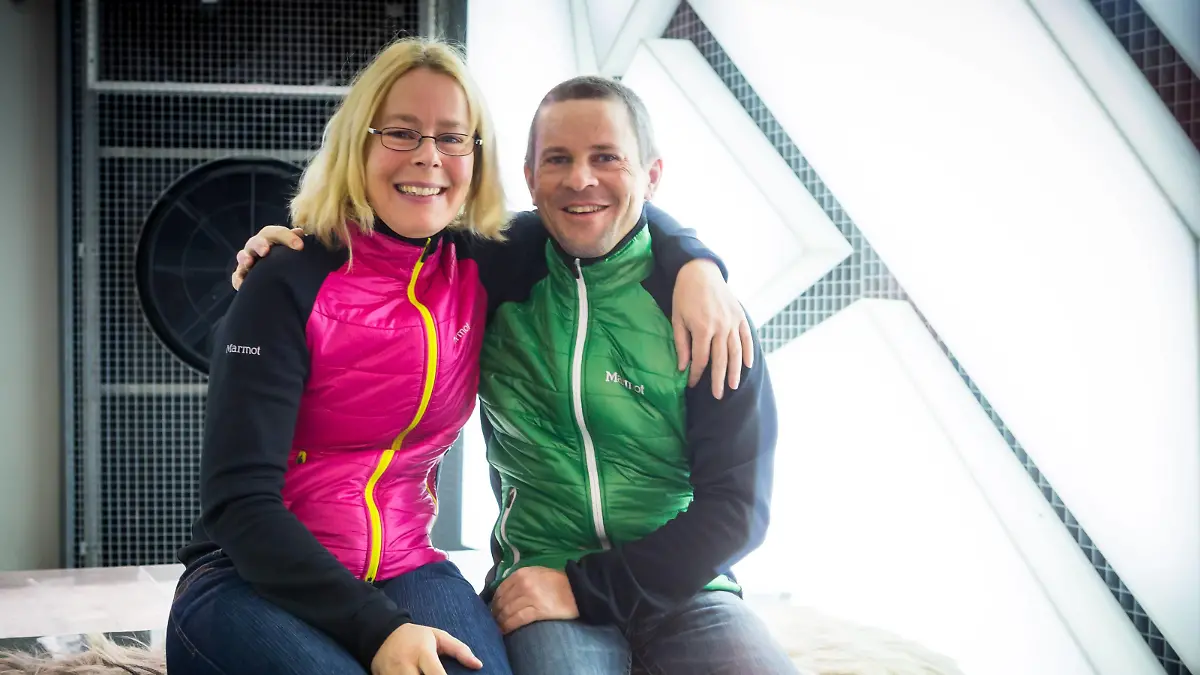 Bergsteigerpaar Alix von Melle und Luis Stitzinger in einer Kaeltekammer beim Outdoorsport-Ausstatter Globetrotter am Münchner Isartorplatz
Mountaineer couple Alix from Melle and Luis Stitz Inger in a the Outdoor sports Medical equipment Globetrotter at Munich