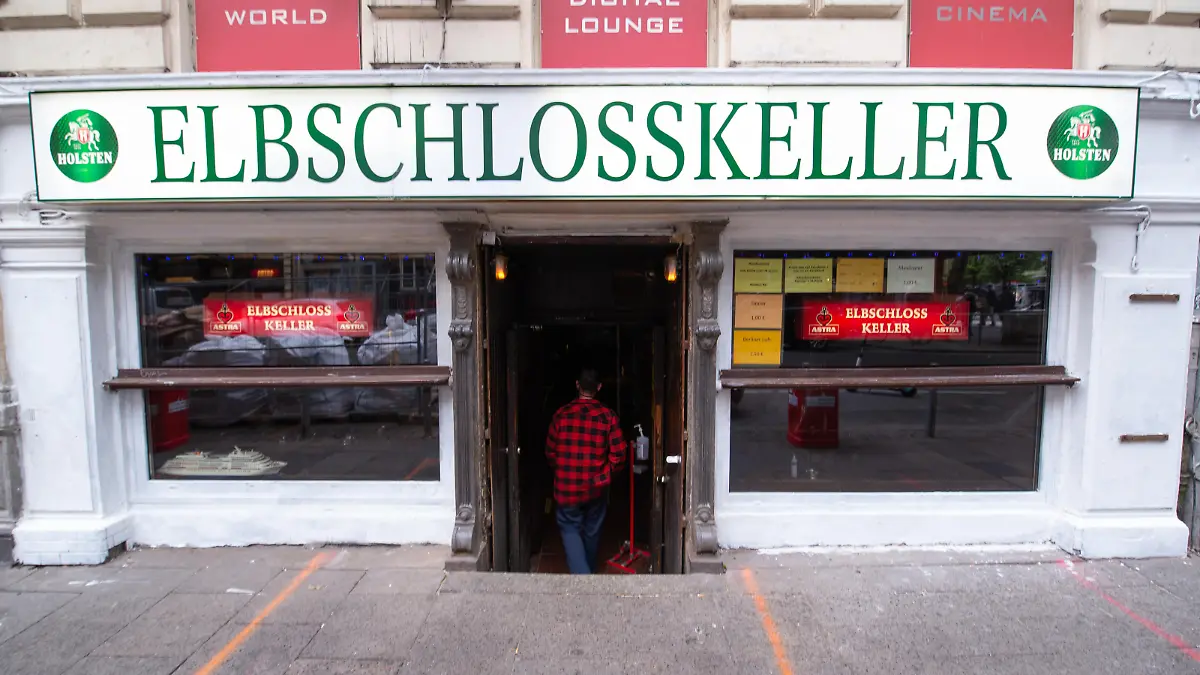 Ein Mann betritt den nun wieder geöffneten Elbschlosskeller. Hamburgs «härteste Kneipe», der Elbschlosskeller auf St. Pauli, hat nach gut viermonatiger Corona-Zwangspause wieder geöffnet.