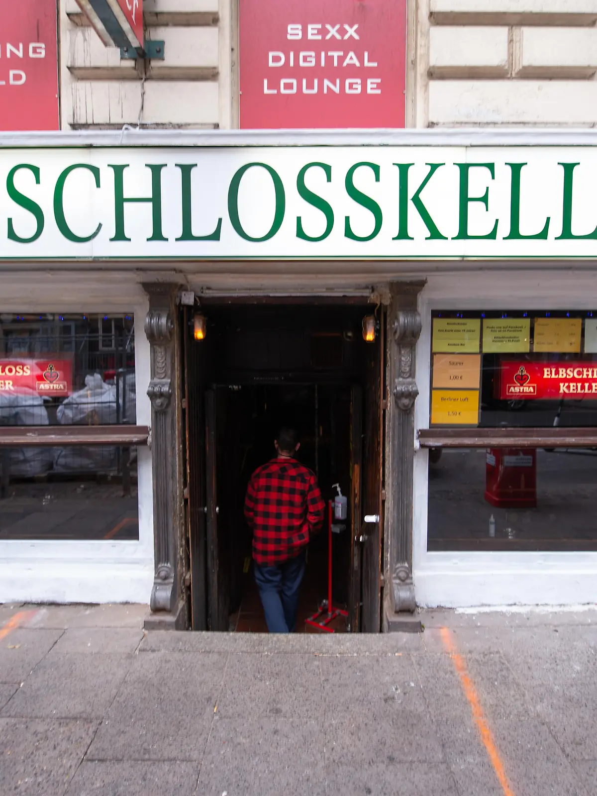Ein Mann betritt den nun wieder geöffneten Elbschlosskeller. Hamburgs «härteste Kneipe», der Elbschlosskeller auf St. Pauli, hat nach gut viermonatiger Corona-Zwangspause wieder geöffnet.