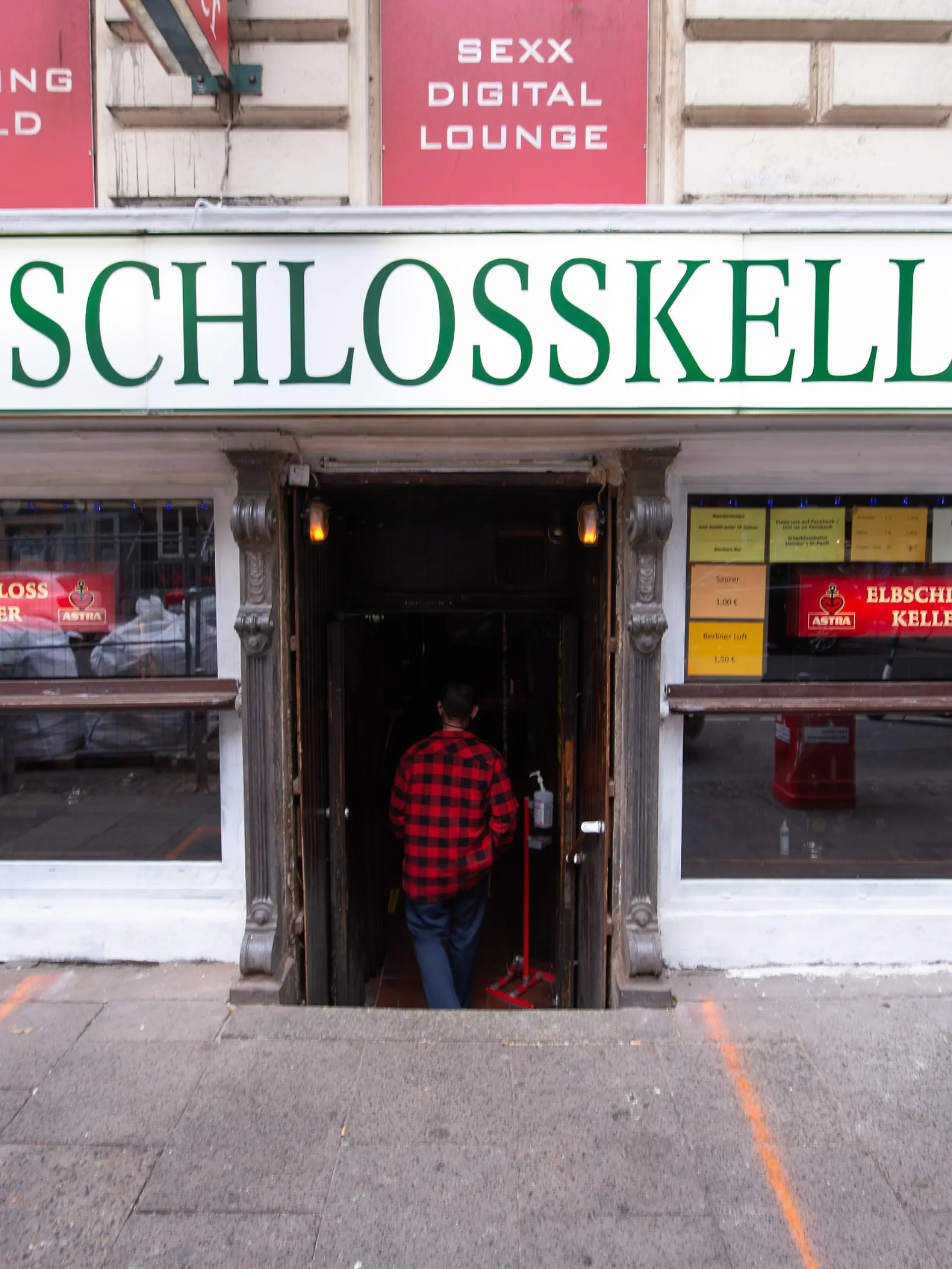 Ein Mann betritt den nun wieder geöffneten Elbschlosskeller. Hamburgs «härteste Kneipe», der Elbschlosskeller auf St. Pauli, hat nach gut viermonatiger Corona-Zwangspause wieder geöffnet.